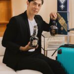 Uyan Tien Instagram – 喝酒對我來說並不是日常習慣的行為，是人生偶爾來一口的小福利。一種一個人的舒壓，或兩個人的浪漫，還是一群親戚朋友們的慶祝，來一杯scotch whisky, 真的很棒 ～
 
今天來品味Royal Salute，非常有歷史感的一個品牌 ～ 1953年，它的誕生，與英國皇室有著深厚淵源, 使用蘇格蘭高地最古老的釀酒廠 Strathisla 的威士忌創造了一種精緻的 blend！
 
25 和 32年的新包裝也需要被欣賞，實在太美了，我都把它放在我家的客廳當裝潢 😎✨ 不管是你自己好喝或送給重要的人，Royal Salute is up to the task
 
想把皇家禮炮25年及皇家禮炮32年全新包裝帶回家，可以前往桃園機場進行購買及體驗皇家禮炮威士忌。現在到 12月31日前往桃園機場更可以在馬爹利 x 皇家禮炮全新概念店，體驗娃娃機一次有機會贏得小酒 5cl 一支，並可於保樂力加The Exceptional Bar 享用皇家禮炮25年試飲限定禮遇（所有體驗及優惠均受條款限制）
 
飲酒過量有礙健康，未成年請勿飲酒，禁止酒駕
@royalsalute 
 
#皇家禮炮25年#皇家禮炮32年#皇家禮炮 #免稅專賣#旅遊紀念品