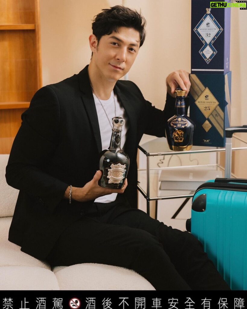 Uyan Tien Instagram - 喝酒對我來說並不是日常習慣的行為，是人生偶爾來一口的小福利。一種一個人的舒壓，或兩個人的浪漫，還是一群親戚朋友們的慶祝，來一杯scotch whisky, 真的很棒 ～ 今天來品味Royal Salute，非常有歷史感的一個品牌 ～ 1953年，它的誕生，與英國皇室有著深厚淵源, 使用蘇格蘭高地最古老的釀酒廠 Strathisla 的威士忌創造了一種精緻的 blend！ 25 和 32年的新包裝也需要被欣賞，實在太美了，我都把它放在我家的客廳當裝潢 😎✨ 不管是你自己好喝或送給重要的人，Royal Salute is up to the task 想把皇家禮炮25年及皇家禮炮32年全新包裝帶回家，可以前往桃園機場進行購買及體驗皇家禮炮威士忌。現在到 12月31日前往桃園機場更可以在馬爹利 x 皇家禮炮全新概念店，體驗娃娃機一次有機會贏得小酒 5cl 一支，並可於保樂力加The Exceptional Bar 享用皇家禮炮25年試飲限定禮遇（所有體驗及優惠均受條款限制） 飲酒過量有礙健康，未成年請勿飲酒，禁止酒駕 @royalsalute #皇家禮炮25年#皇家禮炮32年#皇家禮炮 #免稅專賣#旅遊紀念品