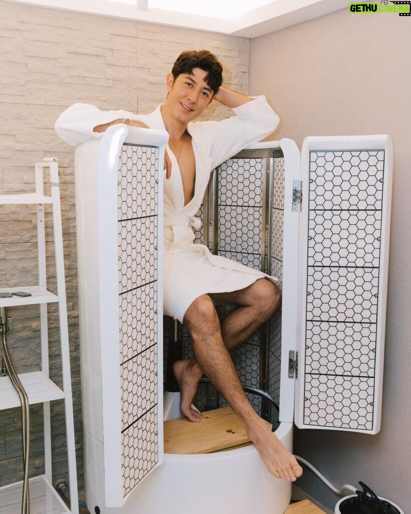 Uyan Tien Instagram - 老實說去體驗之間實在沒有太大的期待感，但體驗之後就覺得⋯ 我幹嘛不早一點來！真的很強欸 ！比我之前做的一般般的蒸汽感覺很不一樣！差在哪裡？我想想看～～ 之前做一般般的蒸汽就是有一種熱，泡sauna的感覺，但做尚禾亞負離子循氣蒸 就是來 power up！雖然瘋狂流汗，但還是覺得蠻有精神的～ 我就問他們的健康管理顧問 到底為什麼會這樣，她就問「妳剛剛沒有看房間裡面的影片介紹嗎」⋯ 我默默地說「其實我是閉著眼睛享受過程」哈哈哈 所以我去了第二次，就認真把影片好好的研究 ～ 其實他們的那個循氣蒸裡面用的材料就很特別，是來自日本的電氣石！它有充滿負離子和遠紅外線能量！但這樣講大家是不是還是很多問號票在頭上？其實我也是，所以我就更深度去研究，發現負離子對身體的影響蠻大的，像提升免疫力，對于維持健康有極大的效果，還有使細胞新陳代謝旺盛，提高自然治癒力，防止老化，創造年輕的身心。 那紅外線呢？也很厲害！可以幫助改善皮膚敏感性及皮膚病、改善高血壓為正常血壓、促進血液循環、消除壓力帶來的各種症狀、排出體內有害物質、改善虛冷、畏寒症狀、防止脫髮、改善香港腳、殺菌除臭。 這麼厲害的東西為什麼不自己好好享受呢？最主要的是為什麼不跟身邊的人分享！只要你或身邊的親戚朋友們對 健身/運動有興趣，或生活壓力大，或喜歡美容美體，或改善失眠，等等，都值得來試試！ 但重點來了，每一次推薦給朋友們保養/舒壓的方法給大家，很多人最後還是在意的貴不貴！我跟你們說！！👆👆那麼優秀的效果，聽起來做一次都要破萬！不！現在活動超級漂亮！ 👉 11/11周年慶特別專案https://bit.ly/3UzZp8w 👉 新客優惠活動，體驗價 $1200 買1送1 你還不來嗎！？ Taipei, Taiwan