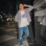 Uyan Tien Instagram - 夜晚的chill ～ 這幾張其實有故事，想說自己拿來我相機來自拍，結果超難的哈哈。我一個人拿著腳架，閃光燈，然後每日一張要先抓構圖，背景，然後用手機控制相機，等它自動對焦，設定拍照的倒數，然後拍 ～ 好辛苦！哈哈 拍了100多張，結果可分享的很少 xD 你們喜歡壞色背景還是黃色？🔘🔸 @jackandjonestw #mrj #jackandjonestaiwan