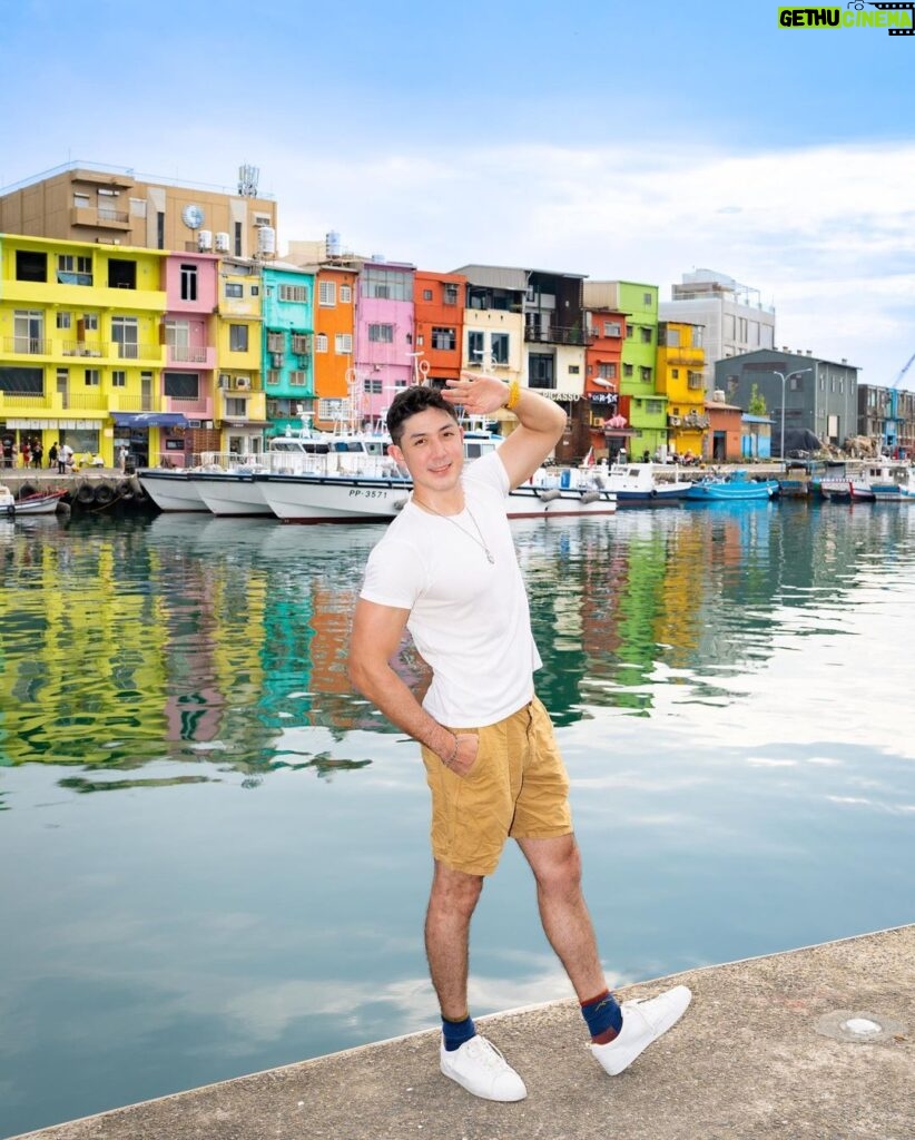 Uyan Tien Instagram - 基隆的小威尼斯意外的可愛哈哈 很喜歡這裡！乾淨，好吃好喝， 很好舒壓的景點💓🏘️🏘️🏘️ 正濱漁港彩虹屋