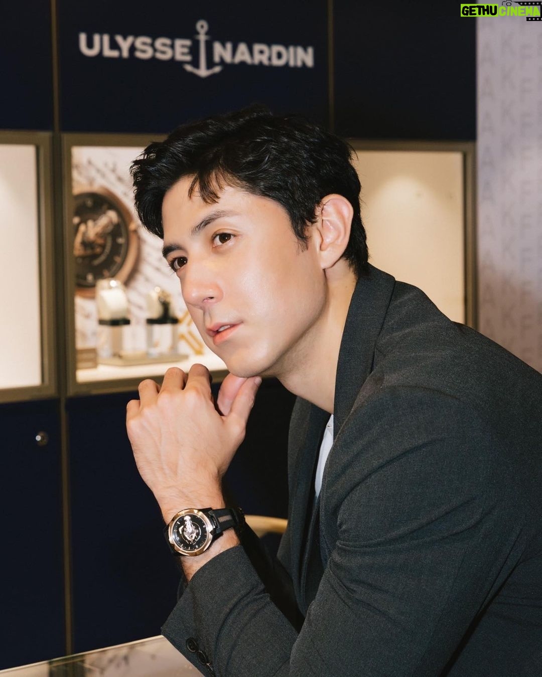 Uyan Tien Instagram - #freakone #ulyssenardin #奇想腕錶 #雅典錶 #noboundaries #phtwatch ⌚️ 時間,就是會讓我想辦法好好珍惜每一個時刻,就像錶,會一直不停的提醒時間很重要!所以呢,身上帶著錶,就是一種尊重自己的時間! 今天就很榮幸來拜訪雅典錶Ulysse Nardin在寶鴻堂台北旗艦店的專櫃 ~ 只能說,心動了 ~ 💓 首先說,他們的歷史實在太有趣了,Ulysse Nardin在瑞士出生長大的,跟父親學到了好多關於錶的技術,然後在23歲就開了自己的公司! 因為本身出的產品實在太頂級,品質不輸給任何其他品牌,有非常的準度,都被50國的海軍來選當他們的指定的航海時計! 100多年的歷史,Ulysse Nardin 得獎4300次,也拿到了18個國際比賽的金牌!實在太厲害了 這次很開心親眼看了,也上手拍了他們幾款很特別的錶款,根本不用再說設計的多好,但自己在網路查過資料後,很意外的發現,Ulysses Nardin也有回饋給地球很棒的規劃,例如:保護海洋鯊魚的規劃,跟協助海上的塑料污染的問題!這麼有歷史,知名,質感的名牌,還用心在乎地球的,實在很少見~個人覺得很加分~ 希望大家可以通過這篇文章來多了解瑞士來的Ulysse Nardin!