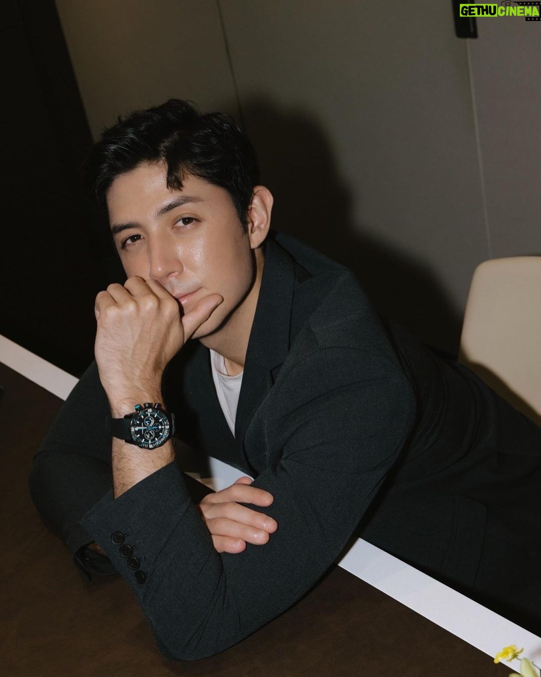 Uyan Tien Instagram - #freakone #ulyssenardin #奇想腕錶 #雅典錶 #noboundaries #phtwatch ⌚️ 時間,就是會讓我想辦法好好珍惜每一個時刻,就像錶,會一直不停的提醒時間很重要!所以呢,身上帶著錶,就是一種尊重自己的時間! 今天就很榮幸來拜訪雅典錶Ulysse Nardin在寶鴻堂台北旗艦店的專櫃 ~ 只能說,心動了 ~ 💓 首先說,他們的歷史實在太有趣了,Ulysse Nardin在瑞士出生長大的,跟父親學到了好多關於錶的技術,然後在23歲就開了自己的公司! 因為本身出的產品實在太頂級,品質不輸給任何其他品牌,有非常的準度,都被50國的海軍來選當他們的指定的航海時計! 100多年的歷史,Ulysse Nardin 得獎4300次,也拿到了18個國際比賽的金牌!實在太厲害了 這次很開心親眼看了,也上手拍了他們幾款很特別的錶款,根本不用再說設計的多好,但自己在網路查過資料後,很意外的發現,Ulysses Nardin也有回饋給地球很棒的規劃,例如:保護海洋鯊魚的規劃,跟協助海上的塑料污染的問題!這麼有歷史,知名,質感的名牌,還用心在乎地球的,實在很少見~個人覺得很加分~ 希望大家可以通過這篇文章來多了解瑞士來的Ulysse Nardin!