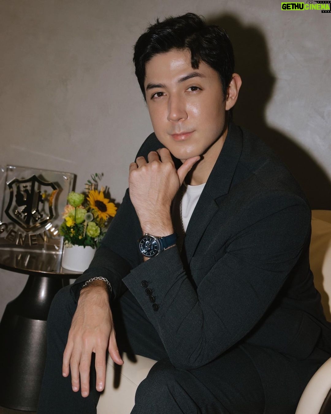 Uyan Tien Instagram - #freakone #ulyssenardin #奇想腕錶 #雅典錶 #noboundaries #phtwatch ⌚️ 時間,就是會讓我想辦法好好珍惜每一個時刻,就像錶,會一直不停的提醒時間很重要!所以呢,身上帶著錶,就是一種尊重自己的時間! 今天就很榮幸來拜訪雅典錶Ulysse Nardin在寶鴻堂台北旗艦店的專櫃 ~ 只能說,心動了 ~ 💓 首先說,他們的歷史實在太有趣了,Ulysse Nardin在瑞士出生長大的,跟父親學到了好多關於錶的技術,然後在23歲就開了自己的公司! 因為本身出的產品實在太頂級,品質不輸給任何其他品牌,有非常的準度,都被50國的海軍來選當他們的指定的航海時計! 100多年的歷史,Ulysse Nardin 得獎4300次,也拿到了18個國際比賽的金牌!實在太厲害了 這次很開心親眼看了,也上手拍了他們幾款很特別的錶款,根本不用再說設計的多好,但自己在網路查過資料後,很意外的發現,Ulysses Nardin也有回饋給地球很棒的規劃,例如:保護海洋鯊魚的規劃,跟協助海上的塑料污染的問題!這麼有歷史,知名,質感的名牌,還用心在乎地球的,實在很少見~個人覺得很加分~ 希望大家可以通過這篇文章來多了解瑞士來的Ulysse Nardin!