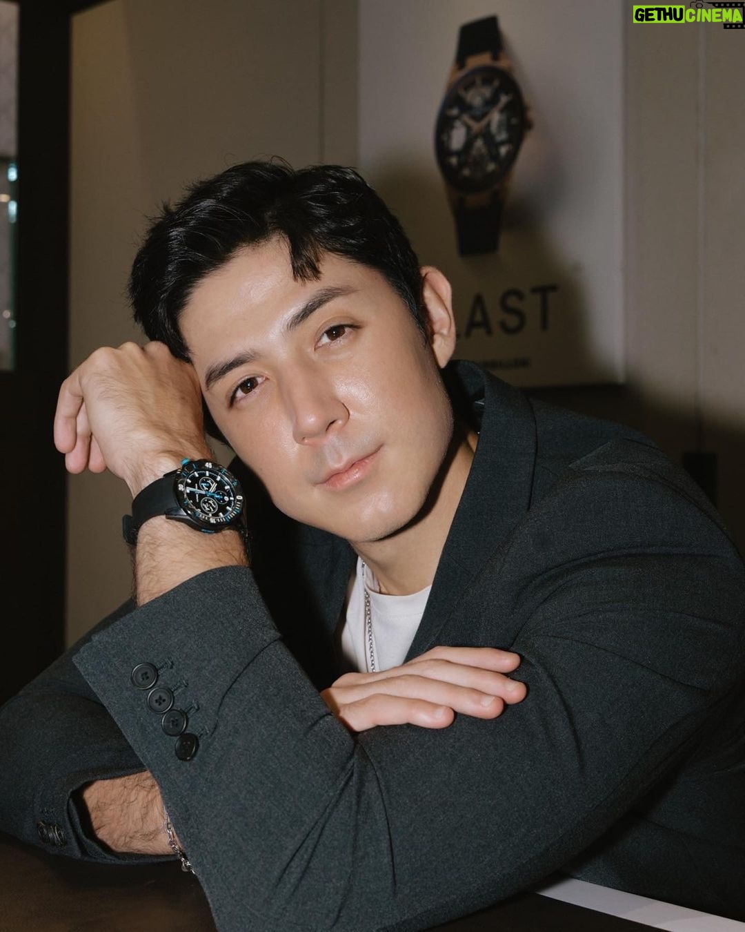 Uyan Tien Instagram - #freakone #ulyssenardin #奇想腕錶 #雅典錶 #noboundaries #phtwatch ⌚️ 時間,就是會讓我想辦法好好珍惜每一個時刻,就像錶,會一直不停的提醒時間很重要!所以呢,身上帶著錶,就是一種尊重自己的時間! 今天就很榮幸來拜訪雅典錶Ulysse Nardin在寶鴻堂台北旗艦店的專櫃 ~ 只能說,心動了 ~ 💓 首先說,他們的歷史實在太有趣了,Ulysse Nardin在瑞士出生長大的,跟父親學到了好多關於錶的技術,然後在23歲就開了自己的公司! 因為本身出的產品實在太頂級,品質不輸給任何其他品牌,有非常的準度,都被50國的海軍來選當他們的指定的航海時計! 100多年的歷史,Ulysse Nardin 得獎4300次,也拿到了18個國際比賽的金牌!實在太厲害了 這次很開心親眼看了,也上手拍了他們幾款很特別的錶款,根本不用再說設計的多好,但自己在網路查過資料後,很意外的發現,Ulysses Nardin也有回饋給地球很棒的規劃,例如:保護海洋鯊魚的規劃,跟協助海上的塑料污染的問題!這麼有歷史,知名,質感的名牌,還用心在乎地球的,實在很少見~個人覺得很加分~ 希望大家可以通過這篇文章來多了解瑞士來的Ulysse Nardin!