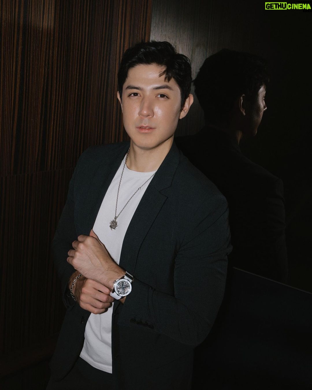 Uyan Tien Instagram - #freakone #ulyssenardin #奇想腕錶 #雅典錶 #noboundaries #phtwatch ⌚️ 時間,就是會讓我想辦法好好珍惜每一個時刻,就像錶,會一直不停的提醒時間很重要!所以呢,身上帶著錶,就是一種尊重自己的時間! 今天就很榮幸來拜訪雅典錶Ulysse Nardin在寶鴻堂台北旗艦店的專櫃 ~ 只能說,心動了 ~ 💓 首先說,他們的歷史實在太有趣了,Ulysse Nardin在瑞士出生長大的,跟父親學到了好多關於錶的技術,然後在23歲就開了自己的公司! 因為本身出的產品實在太頂級,品質不輸給任何其他品牌,有非常的準度,都被50國的海軍來選當他們的指定的航海時計! 100多年的歷史,Ulysse Nardin 得獎4300次,也拿到了18個國際比賽的金牌!實在太厲害了 這次很開心親眼看了,也上手拍了他們幾款很特別的錶款,根本不用再說設計的多好,但自己在網路查過資料後,很意外的發現,Ulysses Nardin也有回饋給地球很棒的規劃,例如:保護海洋鯊魚的規劃,跟協助海上的塑料污染的問題!這麼有歷史,知名,質感的名牌,還用心在乎地球的,實在很少見~個人覺得很加分~ 希望大家可以通過這篇文章來多了解瑞士來的Ulysse Nardin!