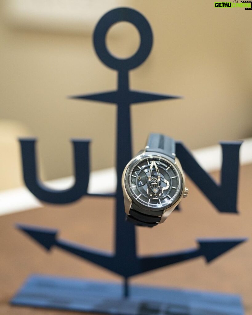 Uyan Tien Instagram - #freakone #ulyssenardin #奇想腕錶 #雅典錶 #noboundaries #phtwatch ⌚️ 時間，就是會讓我想辦法好好珍惜每一個時刻，就像錶，會一直不停的提醒時間很重要！所以呢，身上帶著錶，就是一種尊重自己的時間！ 今天就很榮幸來拜訪雅典錶Ulysse Nardin在寶鴻堂台北旗艦店的專櫃 ～ 只能說，心動了 ～ 💓 首先說，他們的歷史實在太有趣了，Ulysse Nardin在瑞士出生長大的，跟父親學到了好多關於錶的技術，然後在23歲就開了自己的公司！ 因為本身出的產品實在太頂級，品質不輸給任何其他品牌，有非常的準度，都被50國的海軍來選當他們的指定的航海時計！ 100多年的歷史，Ulysse Nardin 得獎4300次，也拿到了18個國際比賽的金牌！實在太厲害了 這次很開心親眼看了，也上手拍了他們幾款很特別的錶款，根本不用再說設計的多好，但自己在網路查過資料後，很意外的發現，Ulysses Nardin也有回饋給地球很棒的規劃，例如：保護海洋鯊魚的規劃，跟協助海上的塑料污染的問題！這麼有歷史，知名，質感的名牌，還用心在乎地球的，實在很少見～個人覺得很加分～ 希望大家可以通過這篇文章來多了解瑞士來的Ulysse Nardin！