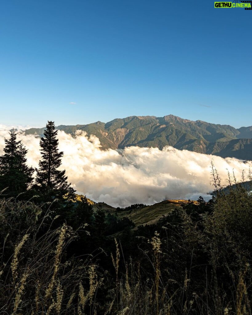 Uyan Tien Instagram - 人生可給你各種不同的冒險！我近期選擇 #爬山 ！ 桃山山頂，3325M