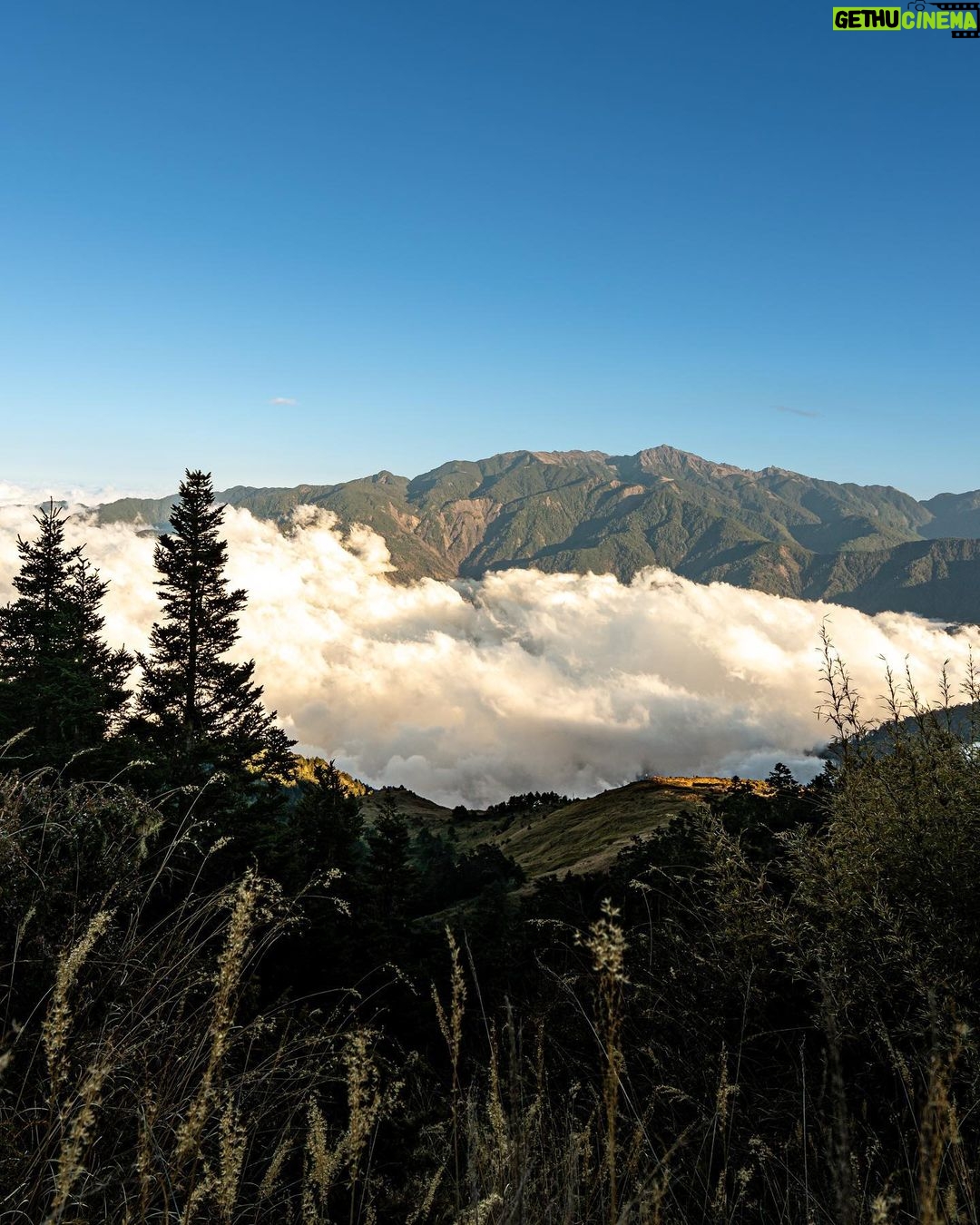 Uyan Tien Instagram - 人生可給你各種不同的冒險!我近期選擇 #爬山 ! 桃山山頂,3325M