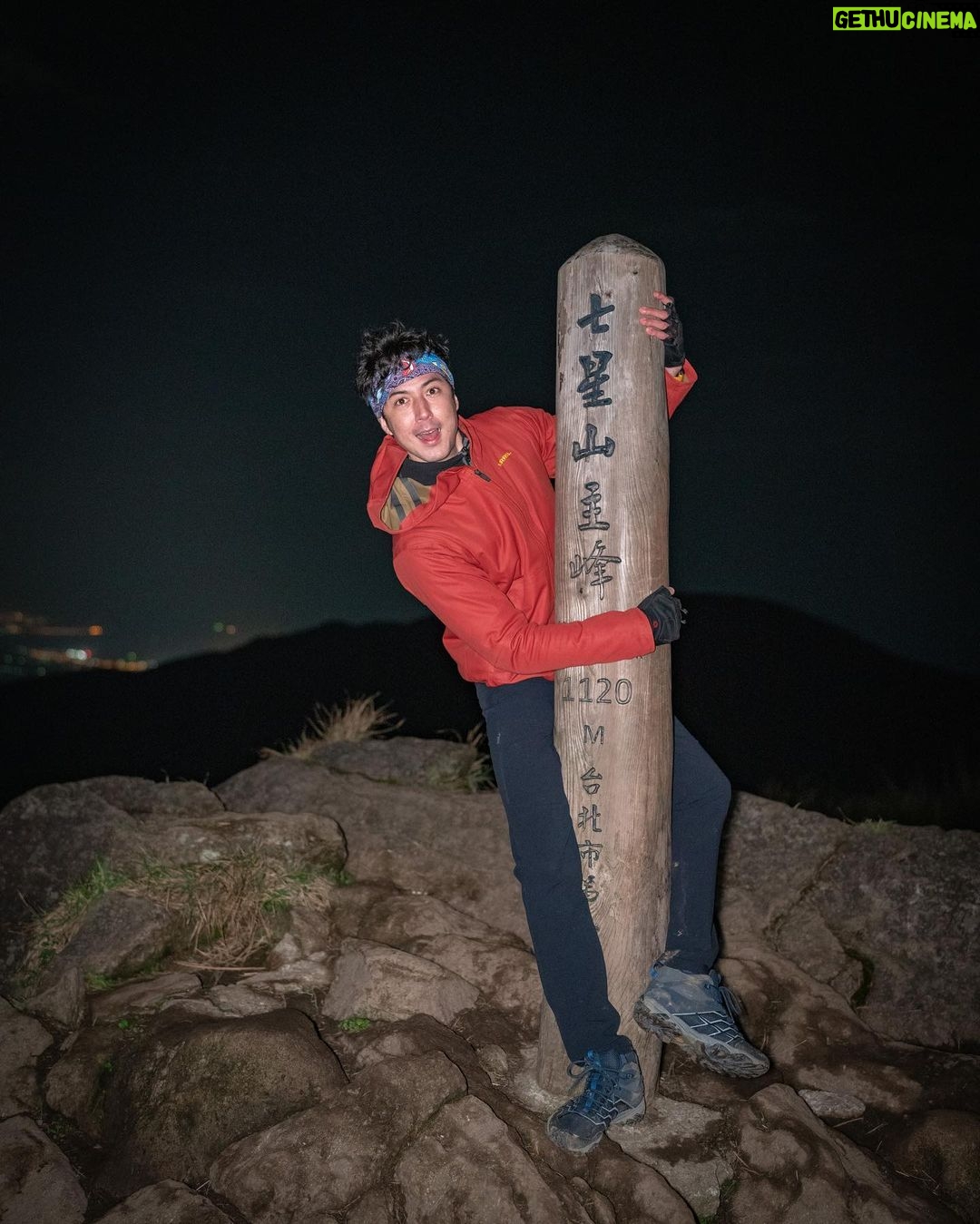 Uyan Tien Instagram - 成為北部台北最高的山,七星山真的很好走。不難,漂亮,友善,安全。而且拍風景真的很加分!你們喜歡哪一張?唯一的缺點是有時候小蚊子小飛蟲多到連一張照片無法開眼睛拍,不然東西會飛進去。我要去買一個頭網來解決這個問題😂 七星山主峰