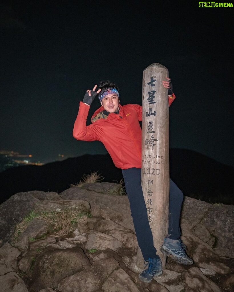 Uyan Tien Instagram - 成為北部台北最高的山，七星山真的很好走。不難，漂亮，友善，安全。而且拍風景真的很加分！你們喜歡哪一張？唯一的缺點是有時候小蚊子小飛蟲多到連一張照片無法開眼睛拍，不然東西會飛進去。我要去買一個頭網來解決這個問題😂 七星山主峰