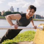 Uyan Tien Instagram - 好物介紹時間到！ 而且這次的好物跟我有一個共同點就是，運動！ 🥊🥊 https://funcare.net/iZAZ2 相信朋友們如果有仔細關注我的social media，像是FB、IG等… 我常常分享去健身房的限時動態或體驗台灣的爬山戶外活動🧗🧗 像是從去年開始去了阿里山、嘉義、馬祖， 最近一直開始搜集百岳，像去武陵四秀玩！ 問題是，從過年後到現在，又接了好多外景， 邊工作邊跑戶外活動，雖然很好玩充實， 但常常會把我練身體的規劃打亂， 有時2-3禮拜偷懶沒好好運動，就會發現肚子越來越大哈哈～ 這時候，看到最近電視廣告打很大的 #burner極纖錠， 能放大運動成效、提高能量轉換、 增加爆發力、肌肉量…等等的運動表現， 重點是有取得小綠人標章🥇讓我很動心又安心🖤 我想我也能像代言人一樣有吸睛BODY！ 於是好奇來試試看 食用後能如何加乘運動代謝！ 看了官網資料，極纖錠的L-Carnitine(肉酸的意思)有達市售最高濃度～ 這個成分真的滿厲害的，簡單來說L-肉酸是一種幫助身體將囤積油膩轉化為能量的物質， 越多L-肉酸在體內 燃率效率愈好， 可以減少腹部「月旨月方」囤積量； 隨著體內燃率提高、消耗油膩的產能率也愈高！ 鍛鍊時就有更多能量、取得更好的運動方式～ 看完說明後 開始在運動前搭配食用， 食用了幾天真的有感 在運動時特別有力，整個身體感受更有POWER～ 畢竟以前需要先消耗碳水化合物才能消耗到油月旨， 但現在透過極纖錠 就能加速將 FAT 轉為ENERGY 突破我的「肌」限～ 對burner的新廣告第一印象已經很不錯，是我現在搭配健康飲食和規劃運動的新朋友， 會繼續使用它來加強運動效果，也推薦給想要擁有吸睛好身材的你們💪💪 #船井生醫 #船井burner #船井倍熱 #極纖錠 #加倍放大運動成效 #黑色運動限定版
