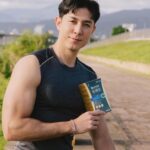 Uyan Tien Instagram - 好物介紹時間到！ 而且這次的好物跟我有一個共同點就是，運動！ 🥊🥊 https://funcare.net/iZAZ2 相信朋友們如果有仔細關注我的social media，像是FB、IG等… 我常常分享去健身房的限時動態或體驗台灣的爬山戶外活動🧗🧗 像是從去年開始去了阿里山、嘉義、馬祖， 最近一直開始搜集百岳，像去武陵四秀玩！ 問題是，從過年後到現在，又接了好多外景， 邊工作邊跑戶外活動，雖然很好玩充實， 但常常會把我練身體的規劃打亂， 有時2-3禮拜偷懶沒好好運動，就會發現肚子越來越大哈哈～ 這時候，看到最近電視廣告打很大的 #burner極纖錠， 能放大運動成效、提高能量轉換、 增加爆發力、肌肉量…等等的運動表現， 重點是有取得小綠人標章🥇讓我很動心又安心🖤 我想我也能像代言人一樣有吸睛BODY！ 於是好奇來試試看 食用後能如何加乘運動代謝！ 看了官網資料，極纖錠的L-Carnitine(肉酸的意思)有達市售最高濃度～ 這個成分真的滿厲害的，簡單來說L-肉酸是一種幫助身體將囤積油膩轉化為能量的物質， 越多L-肉酸在體內 燃率效率愈好， 可以減少腹部「月旨月方」囤積量； 隨著體內燃率提高、消耗油膩的產能率也愈高！ 鍛鍊時就有更多能量、取得更好的運動方式～ 看完說明後 開始在運動前搭配食用， 食用了幾天真的有感 在運動時特別有力，整個身體感受更有POWER～ 畢竟以前需要先消耗碳水化合物才能消耗到油月旨， 但現在透過極纖錠 就能加速將 FAT 轉為ENERGY 突破我的「肌」限～ 對burner的新廣告第一印象已經很不錯，是我現在搭配健康飲食和規劃運動的新朋友， 會繼續使用它來加強運動效果，也推薦給想要擁有吸睛好身材的你們💪💪 #船井生醫 #船井burner #船井倍熱 #極纖錠 #加倍放大運動成效 #黑色運動限定版