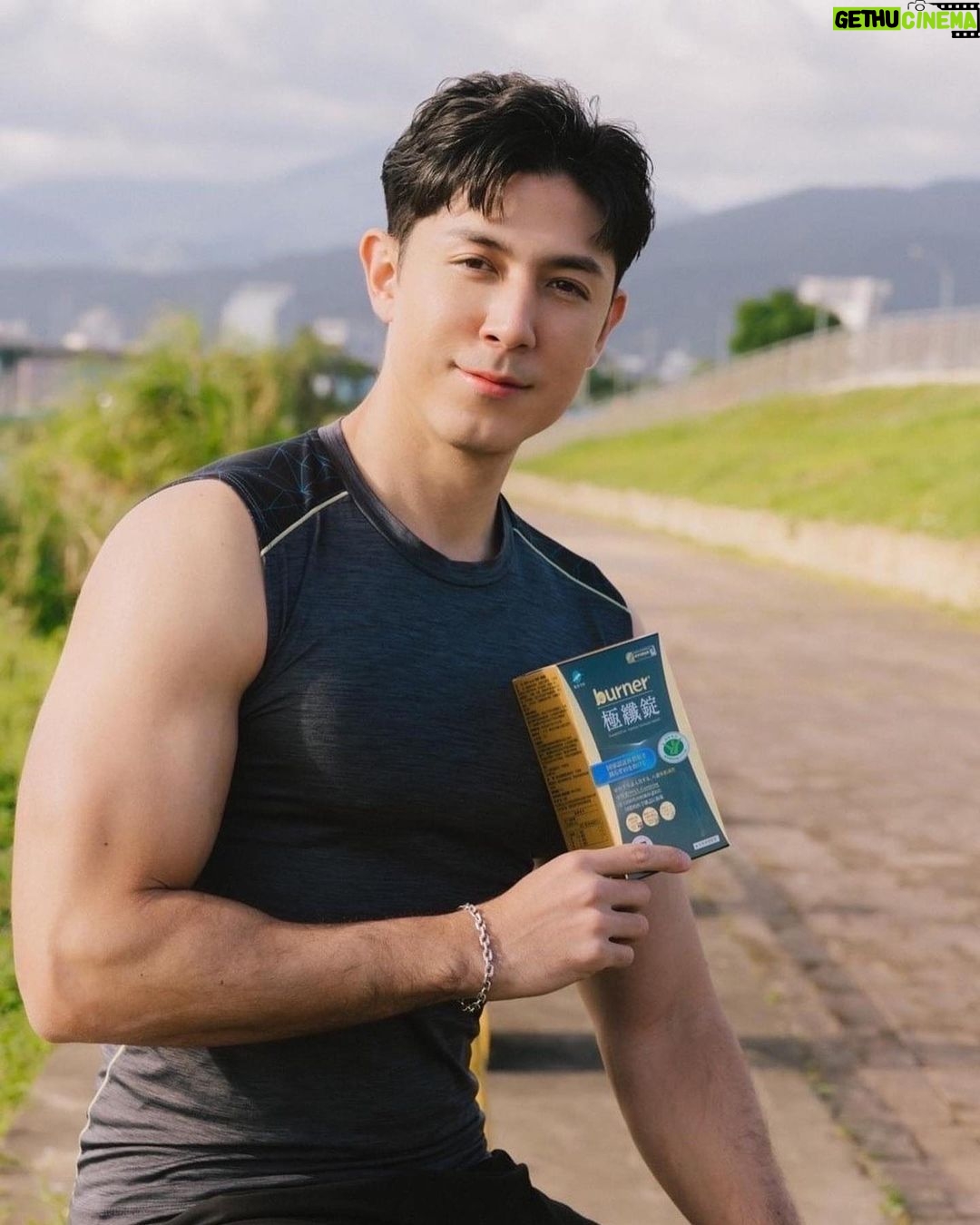 Uyan Tien Instagram - 好物介紹時間到! 而且這次的好物跟我有一個共同點就是,運動! 🥊🥊 https://funcare.net/iZAZ2 相信朋友們如果有仔細關注我的social media,像是FB、IG等… 我常常分享去健身房的限時動態或體驗台灣的爬山戶外活動🧗🧗 像是從去年開始去了阿里山、嘉義、馬祖, 最近一直開始搜集百岳,像去武陵四秀玩! 問題是,從過年後到現在,又接了好多外景, 邊工作邊跑戶外活動,雖然很好玩充實, 但常常會把我練身體的規劃打亂, 有時2-3禮拜偷懶沒好好運動,就會發現肚子越來越大哈哈~ 這時候,看到最近電視廣告打很大的 #burner極纖錠, 能放大運動成效、提高能量轉換、 增加爆發力、肌肉量…等等的運動表現, 重點是有取得小綠人標章🥇讓我很動心又安心🖤 我想我也能像代言人一樣有吸睛BODY! 於是好奇來試試看 食用後能如何加乘運動代謝! 看了官網資料,極纖錠的L-Carnitine(肉酸的意思)有達市售最高濃度~ 這個成分真的滿厲害的,簡單來說L-肉酸是一種幫助身體將囤積油膩轉化為能量的物質, 越多L-肉酸在體內 燃率效率愈好, 可以減少腹部「月旨月方」囤積量; 隨著體內燃率提高、消耗油膩的產能率也愈高! 鍛鍊時就有更多能量、取得更好的運動方式~ 看完說明後 開始在運動前搭配食用, 食用了幾天真的有感 在運動時特別有力,整個身體感受更有POWER~ 畢竟以前需要先消耗碳水化合物才能消耗到油月旨, 但現在透過極纖錠 就能加速將 FAT 轉為ENERGY 突破我的「肌」限~ 對burner的新廣告第一印象已經很不錯,是我現在搭配健康飲食和規劃運動的新朋友, 會繼續使用它來加強運動效果,也推薦給想要擁有吸睛好身材的你們💪💪 #船井生醫 #船井burner #船井倍熱 #極纖錠 #加倍放大運動成效 #黑色運動限定版