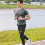 Uyan Tien Instagram - 好物介紹時間到！ 而且這次的好物跟我有一個共同點就是，運動！ 🥊🥊 https://funcare.net/iZAZ2 相信朋友們如果有仔細關注我的social media，像是FB、IG等… 我常常分享去健身房的限時動態或體驗台灣的爬山戶外活動🧗🧗 像是從去年開始去了阿里山、嘉義、馬祖， 最近一直開始搜集百岳，像去武陵四秀玩！ 問題是，從過年後到現在，又接了好多外景， 邊工作邊跑戶外活動，雖然很好玩充實， 但常常會把我練身體的規劃打亂， 有時2-3禮拜偷懶沒好好運動，就會發現肚子越來越大哈哈～ 這時候，看到最近電視廣告打很大的 #burner極纖錠， 能放大運動成效、提高能量轉換、 增加爆發力、肌肉量…等等的運動表現， 重點是有取得小綠人標章🥇讓我很動心又安心🖤 我想我也能像代言人一樣有吸睛BODY！ 於是好奇來試試看 食用後能如何加乘運動代謝！ 看了官網資料，極纖錠的L-Carnitine(肉酸的意思)有達市售最高濃度～ 這個成分真的滿厲害的，簡單來說L-肉酸是一種幫助身體將囤積油膩轉化為能量的物質， 越多L-肉酸在體內 燃率效率愈好， 可以減少腹部「月旨月方」囤積量； 隨著體內燃率提高、消耗油膩的產能率也愈高！ 鍛鍊時就有更多能量、取得更好的運動方式～ 看完說明後 開始在運動前搭配食用， 食用了幾天真的有感 在運動時特別有力，整個身體感受更有POWER～ 畢竟以前需要先消耗碳水化合物才能消耗到油月旨， 但現在透過極纖錠 就能加速將 FAT 轉為ENERGY 突破我的「肌」限～ 對burner的新廣告第一印象已經很不錯，是我現在搭配健康飲食和規劃運動的新朋友， 會繼續使用它來加強運動效果，也推薦給想要擁有吸睛好身材的你們💪💪 #船井生醫 #船井burner #船井倍熱 #極纖錠 #加倍放大運動成效 #黑色運動限定版