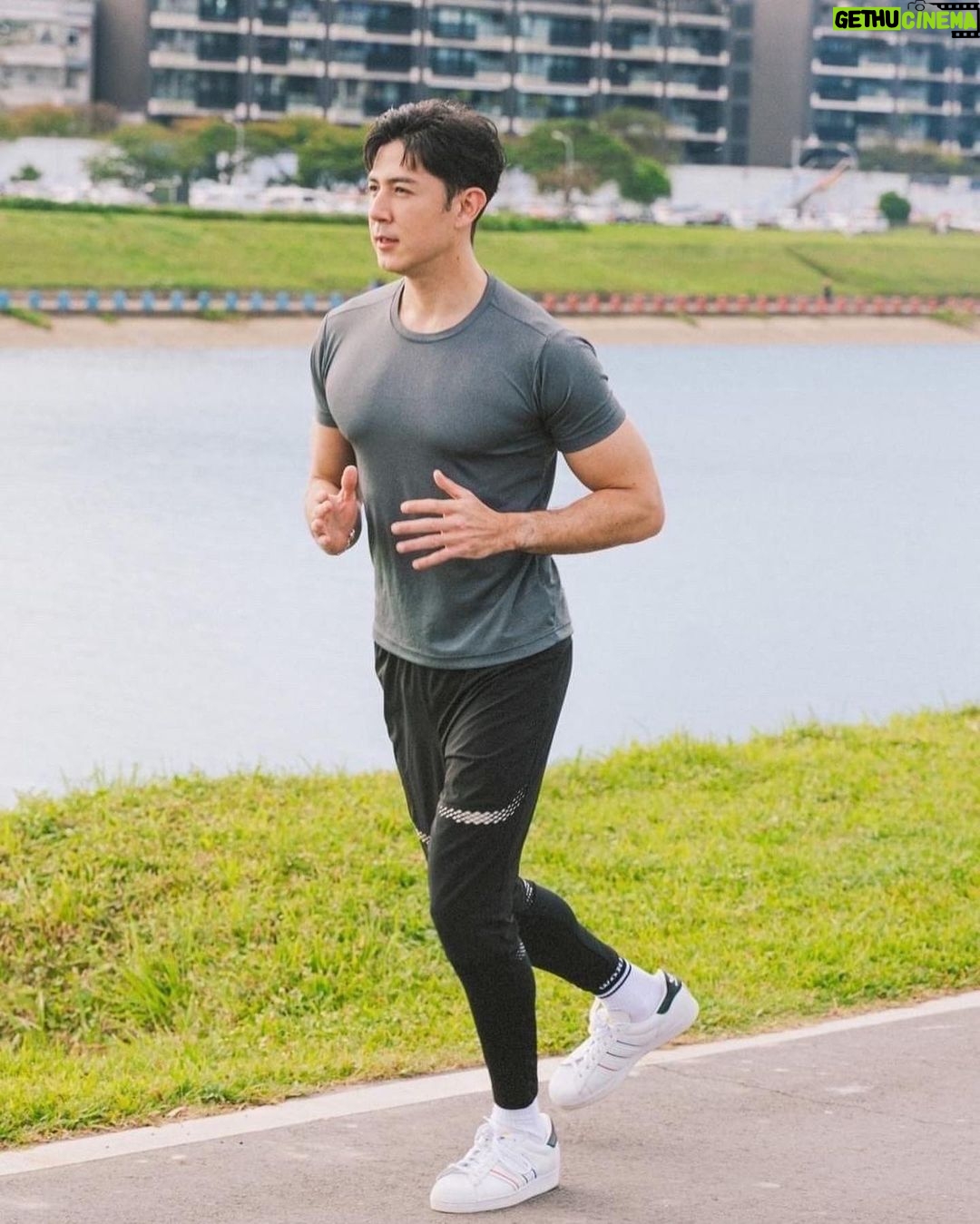 Uyan Tien Instagram - 好物介紹時間到! 而且這次的好物跟我有一個共同點就是,運動! 🥊🥊 https://funcare.net/iZAZ2 相信朋友們如果有仔細關注我的social media,像是FB、IG等… 我常常分享去健身房的限時動態或體驗台灣的爬山戶外活動🧗🧗 像是從去年開始去了阿里山、嘉義、馬祖, 最近一直開始搜集百岳,像去武陵四秀玩! 問題是,從過年後到現在,又接了好多外景, 邊工作邊跑戶外活動,雖然很好玩充實, 但常常會把我練身體的規劃打亂, 有時2-3禮拜偷懶沒好好運動,就會發現肚子越來越大哈哈~ 這時候,看到最近電視廣告打很大的 #burner極纖錠, 能放大運動成效、提高能量轉換、 增加爆發力、肌肉量…等等的運動表現, 重點是有取得小綠人標章🥇讓我很動心又安心🖤 我想我也能像代言人一樣有吸睛BODY! 於是好奇來試試看 食用後能如何加乘運動代謝! 看了官網資料,極纖錠的L-Carnitine(肉酸的意思)有達市售最高濃度~ 這個成分真的滿厲害的,簡單來說L-肉酸是一種幫助身體將囤積油膩轉化為能量的物質, 越多L-肉酸在體內 燃率效率愈好, 可以減少腹部「月旨月方」囤積量; 隨著體內燃率提高、消耗油膩的產能率也愈高! 鍛鍊時就有更多能量、取得更好的運動方式~ 看完說明後 開始在運動前搭配食用, 食用了幾天真的有感 在運動時特別有力,整個身體感受更有POWER~ 畢竟以前需要先消耗碳水化合物才能消耗到油月旨, 但現在透過極纖錠 就能加速將 FAT 轉為ENERGY 突破我的「肌」限~ 對burner的新廣告第一印象已經很不錯,是我現在搭配健康飲食和規劃運動的新朋友, 會繼續使用它來加強運動效果,也推薦給想要擁有吸睛好身材的你們💪💪 #船井生醫 #船井burner #船井倍熱 #極纖錠 #加倍放大運動成效 #黑色運動限定版