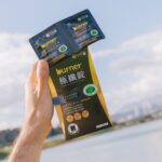 Uyan Tien Instagram - 好物介紹時間到！ 而且這次的好物跟我有一個共同點就是，運動！ 🥊🥊 https://funcare.net/iZAZ2 相信朋友們如果有仔細關注我的social media，像是FB、IG等… 我常常分享去健身房的限時動態或體驗台灣的爬山戶外活動🧗🧗 像是從去年開始去了阿里山、嘉義、馬祖， 最近一直開始搜集百岳，像去武陵四秀玩！ 問題是，從過年後到現在，又接了好多外景， 邊工作邊跑戶外活動，雖然很好玩充實， 但常常會把我練身體的規劃打亂， 有時2-3禮拜偷懶沒好好運動，就會發現肚子越來越大哈哈～ 這時候，看到最近電視廣告打很大的 #burner極纖錠， 能放大運動成效、提高能量轉換、 增加爆發力、肌肉量…等等的運動表現， 重點是有取得小綠人標章🥇讓我很動心又安心🖤 我想我也能像代言人一樣有吸睛BODY！ 於是好奇來試試看 食用後能如何加乘運動代謝！ 看了官網資料，極纖錠的L-Carnitine(肉酸的意思)有達市售最高濃度～ 這個成分真的滿厲害的，簡單來說L-肉酸是一種幫助身體將囤積油膩轉化為能量的物質， 越多L-肉酸在體內 燃率效率愈好， 可以減少腹部「月旨月方」囤積量； 隨著體內燃率提高、消耗油膩的產能率也愈高！ 鍛鍊時就有更多能量、取得更好的運動方式～ 看完說明後 開始在運動前搭配食用， 食用了幾天真的有感 在運動時特別有力，整個身體感受更有POWER～ 畢竟以前需要先消耗碳水化合物才能消耗到油月旨， 但現在透過極纖錠 就能加速將 FAT 轉為ENERGY 突破我的「肌」限～ 對burner的新廣告第一印象已經很不錯，是我現在搭配健康飲食和規劃運動的新朋友， 會繼續使用它來加強運動效果，也推薦給想要擁有吸睛好身材的你們💪💪 #船井生醫 #船井burner #船井倍熱 #極纖錠 #加倍放大運動成效 #黑色運動限定版