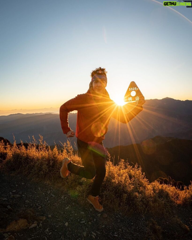 Uyan Tien Instagram - 在陽光底下的我，你最喜歡哪一個pose？哈哈 xD #桃山 的美麗日出！ ~~~~~~~~~~~~~~~~~~~~~~~~~~ Love the warm sunlight on a chilli morning in Tao Mountain ! 武陵四秀-桃山