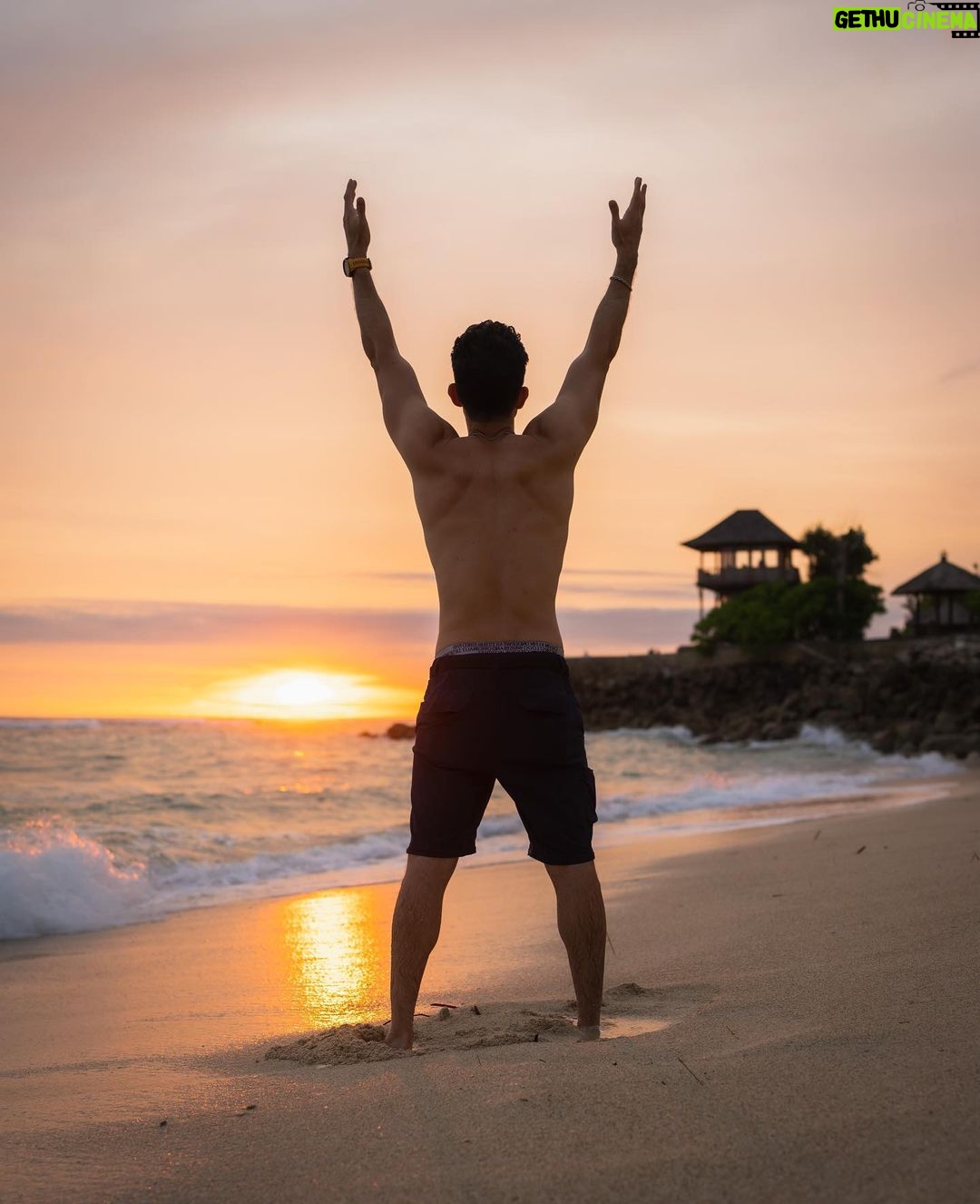 Uyan Tien Instagram - Bring back summer ! 喜歡陽光的溫暖, 照在沙灘黃金的色調光線 #balitravel
