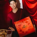 Uyan Tien Instagram - 新的一年就是要從我愛吃的零食開啟快樂！ 來台灣這幾年發現大家過年是不是都會送肉乾呀？但我竟然現在才知道快車肉乾這個品牌，聽說已經在南門市場開了四十幾年了，我怎麼沒有早一點吃到呢！ https://bit.ly/3FYnFef 而且大家都知道我很愛登山，快車肉乾竟然有真空包裝！超適合抓一把放在包包，可以邊爬邊吃補充體力！ 我自己最喜歡吃的是特厚蜜汁肉乾，甜甜的又超厚，他們家光是豬肉乾就有十幾種，我每爬一座山都可以換一次口味耶😂 但除了肉乾以外還有更厲害的，杏仁香脆肉紙！我真的第一次看到耶，吃起來脆脆的不膩，沒想到豬肉竟然可以做的比紙還薄，巴西都沒有！！想要送回巴西給親戚朋友們吃，但不知道肉乾能不能寄出國呀？不能的話也太可惜了，還是我去當代理商好了 呵呵 ～ 沒吃過快車肉乾的人，趁現在快過年了，趕快買來吃看看，真的很好吃呦！ 祝大家2023快樂！身體健康！賺錢賺到兔兔兔🐰！ 🧨https://bit.ly/3FYnFef #快車肉乾 #新年快樂 #年貨兔YOU #送禮自留兩相宜