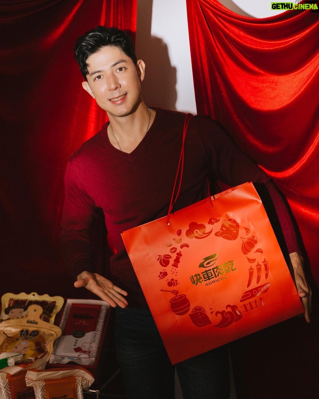 Uyan Tien Instagram - 新的一年就是要從我愛吃的零食開啟快樂! 來台灣這幾年發現大家過年是不是都會送肉乾呀?但我竟然現在才知道快車肉乾這個品牌,聽說已經在南門市場開了四十幾年了,我怎麼沒有早一點吃到呢! https://bit.ly/3FYnFef 而且大家都知道我很愛登山,快車肉乾竟然有真空包裝!超適合抓一把放在包包,可以邊爬邊吃補充體力! 我自己最喜歡吃的是特厚蜜汁肉乾,甜甜的又超厚,他們家光是豬肉乾就有十幾種,我每爬一座山都可以換一次口味耶😂 但除了肉乾以外還有更厲害的,杏仁香脆肉紙!我真的第一次看到耶,吃起來脆脆的不膩,沒想到豬肉竟然可以做的比紙還薄,巴西都沒有!!想要送回巴西給親戚朋友們吃,但不知道肉乾能不能寄出國呀?不能的話也太可惜了,還是我去當代理商好了 呵呵 ~ 沒吃過快車肉乾的人,趁現在快過年了,趕快買來吃看看,真的很好吃呦! 祝大家2023快樂!身體健康!賺錢賺到兔兔兔🐰! 🧨https://bit.ly/3FYnFef #快車肉乾 #新年快樂 #年貨兔YOU #送禮自留兩相宜