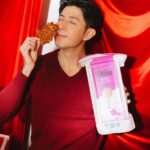 Uyan Tien Instagram - 新的一年就是要從我愛吃的零食開啟快樂！ 來台灣這幾年發現大家過年是不是都會送肉乾呀？但我竟然現在才知道快車肉乾這個品牌，聽說已經在南門市場開了四十幾年了，我怎麼沒有早一點吃到呢！ https://bit.ly/3FYnFef 而且大家都知道我很愛登山，快車肉乾竟然有真空包裝！超適合抓一把放在包包，可以邊爬邊吃補充體力！ 我自己最喜歡吃的是特厚蜜汁肉乾，甜甜的又超厚，他們家光是豬肉乾就有十幾種，我每爬一座山都可以換一次口味耶😂 但除了肉乾以外還有更厲害的，杏仁香脆肉紙！我真的第一次看到耶，吃起來脆脆的不膩，沒想到豬肉竟然可以做的比紙還薄，巴西都沒有！！想要送回巴西給親戚朋友們吃，但不知道肉乾能不能寄出國呀？不能的話也太可惜了，還是我去當代理商好了 呵呵 ～ 沒吃過快車肉乾的人，趁現在快過年了，趕快買來吃看看，真的很好吃呦！ 祝大家2023快樂！身體健康！賺錢賺到兔兔兔🐰！ 🧨https://bit.ly/3FYnFef #快車肉乾 #新年快樂 #年貨兔YOU #送禮自留兩相宜