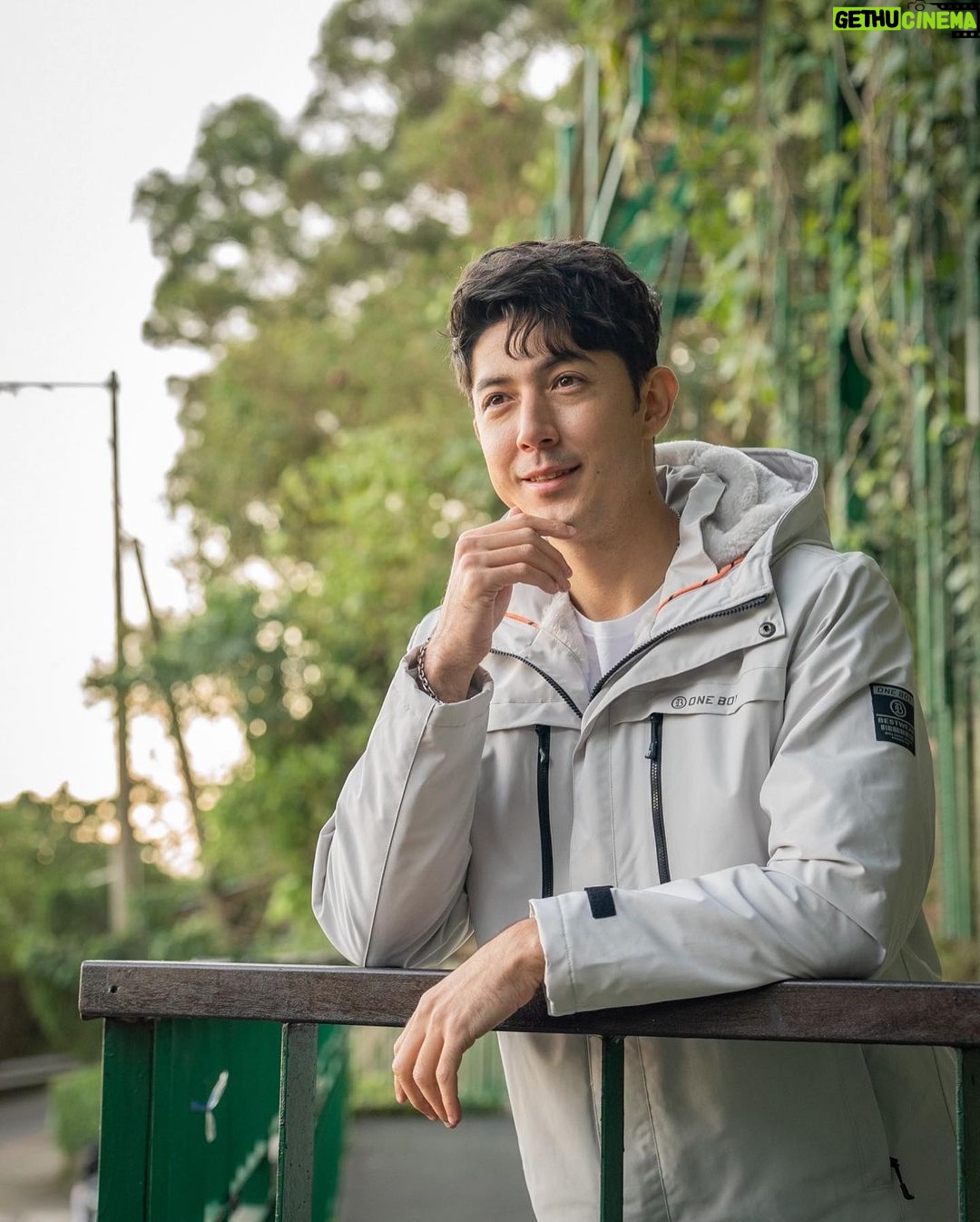 Uyan Tien Instagram - 最近很冷一個禮拜就賣了十萬件衝鋒衣,真的好厲害啊😆 https://oneboy.tw/4l9eb 連結👆我發限時動態🔗 我這次穿的是 #經典款禦寒衝鋒衣 當天拍攝的時候只有9度,但是一點都不冷 因爲這件衝鋒衣的CLO蓄熱值高達1.30 加上裏面的北極絨刷毛,可以加強保暖,而且軟軟的很舒服! 而且外層是防潑水面料,我有在影片測試! 只要抖一下水都全部滑掉了,真的好神奇👏 如果冬天還少一件多功能的機能外套 ONEBOY衝鋒衣真的是第一的選擇~ #ONEBOY #ONEBOY衝鍷衣 #一穿就暖的ONEBOY衝鋒衣 #用溫度擁抱你