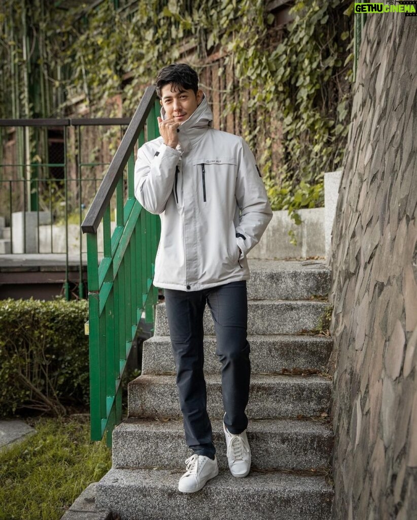 Uyan Tien Instagram - 最近很冷一個禮拜就賣了十萬件衝鋒衣，真的好厲害啊😆 https://oneboy.tw/4l9eb 連結👆我發限時動態🔗 我這次穿的是 #經典款禦寒衝鋒衣 當天拍攝的時候只有9度，但是一點都不冷 因爲這件衝鋒衣的CLO蓄熱值高達1.30 加上裏面的北極絨刷毛，可以加強保暖，而且軟軟的很舒服！ 而且外層是防潑水面料，我有在影片測試！ 只要抖一下水都全部滑掉了，真的好神奇👏 如果冬天還少一件多功能的機能外套 ONEBOY衝鋒衣真的是第一的選擇~ #ONEBOY #ONEBOY衝鍷衣 #一穿就暖的ONEBOY衝鋒衣 #用溫度擁抱你