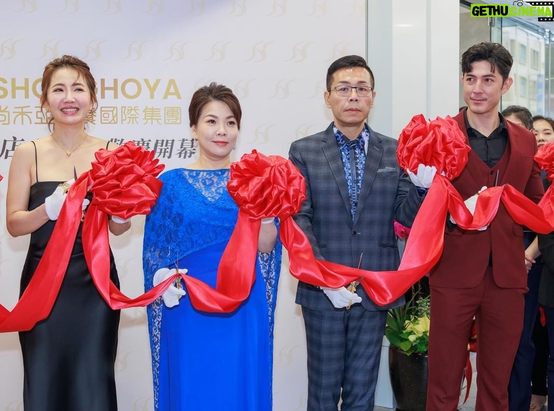 Uyan Tien Instagram - 尚禾亞新竹店開幕了!現在新竹朋友們可以在那邊享受負離子之王的 循氣蒸!那一天的活動真的很熱鬧,看舞龍舞獅🐉🦁️的表演真的很酷 xD 還有傳統的打鼓🥁表演來為店打氣!✨😍👍 ——————————— @shonghoya