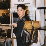 Uyan Tien Instagram - 我已經使用TUMI實在好幾年，說為什麼喜歡他們的產品，我覺得最主要的三個字是「有質感」。其實要成為有質感的品牌並不容易，首先需要先通過外觀來表現產品系列的設計很好 ～ 眼睛覺得看得順眼就會拿來用～ 就發現，品質很好。Great quality + design = Premium ! 今天來TUMI Built for the Journey期間限定店 位於台北101購物中心2樓，延續品牌秋冬形象主題，以環狀弧形空間傳遞後疫情時代旅人以及商務人士重新開啟的環遊世界之旅，同時提倡永續理念，以再生材質製作的商品能為環境及未來世界帶來正面的影響。 他們新產品也很多，我個人看了很心動，台北101首賣的全新Tegra-Lite可擴展和附有前置口袋的黑色登機箱，Size剛剛好～非常適合我常常3-4天的旅行時間！ Alpha Bravo系列款式很多材質耐用，從商務到休閒都適合，金棕色Logistics後背包還有黑色Platoon單肩包，搭配TUMI+旅行配件，除了增加使用功能，顏色也更亮眼。 TUMI Alpha系列非常推薦給商務人士，可以放進筆電、平板等所有必需物品，藍灰色低調又有質感。 就像最近疫情在國外已經開放很多了，我月初去了峇里島旅遊，就把TUMI後背包和行李箱陪我去旅行，很方便，舒服，很有品味 ～ #TUMI #TUMITaiwan #TUMITegra #TUMIBravo #TUMIAlpha @TUMITravel.TW @tumitravel