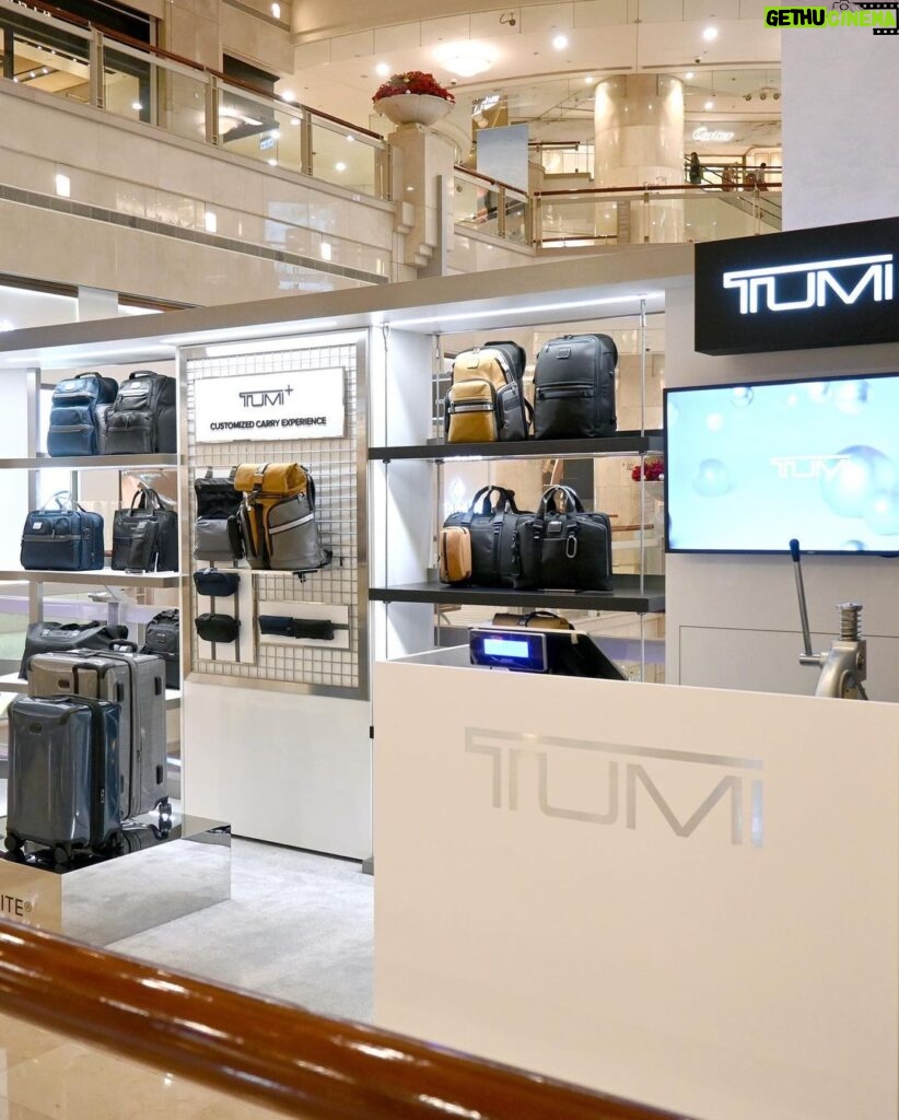 Uyan Tien Instagram - 我已經使用TUMI實在好幾年，說為什麼喜歡他們的產品，我覺得最主要的三個字是「有質感」。其實要成為有質感的品牌並不容易，首先需要先通過外觀來表現產品系列的設計很好 ～ 眼睛覺得看得順眼就會拿來用～ 就發現，品質很好。Great quality + design = Premium ! 今天來TUMI Built for the Journey期間限定店 位於台北101購物中心2樓，延續品牌秋冬形象主題，以環狀弧形空間傳遞後疫情時代旅人以及商務人士重新開啟的環遊世界之旅，同時提倡永續理念，以再生材質製作的商品能為環境及未來世界帶來正面的影響。 他們新產品也很多，我個人看了很心動，台北101首賣的全新Tegra-Lite可擴展和附有前置口袋的黑色登機箱，Size剛剛好～非常適合我常常3-4天的旅行時間！ Alpha Bravo系列款式很多材質耐用，從商務到休閒都適合，金棕色Logistics後背包還有黑色Platoon單肩包，搭配TUMI+旅行配件，除了增加使用功能，顏色也更亮眼。 TUMI Alpha系列非常推薦給商務人士，可以放進筆電、平板等所有必需物品，藍灰色低調又有質感。 就像最近疫情在國外已經開放很多了，我月初去了峇里島旅遊，就把TUMI後背包和行李箱陪我去旅行，很方便，舒服，很有品味 ～ #TUMI #TUMITaiwan #TUMITegra #TUMIBravo #TUMIAlpha @TUMITravel.TW @tumitravel