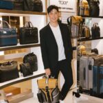 Uyan Tien Instagram - 我已經使用TUMI實在好幾年，說為什麼喜歡他們的產品，我覺得最主要的三個字是「有質感」。其實要成為有質感的品牌並不容易，首先需要先通過外觀來表現產品系列的設計很好 ～ 眼睛覺得看得順眼就會拿來用～ 就發現，品質很好。Great quality + design = Premium ! 今天來TUMI Built for the Journey期間限定店 位於台北101購物中心2樓，延續品牌秋冬形象主題，以環狀弧形空間傳遞後疫情時代旅人以及商務人士重新開啟的環遊世界之旅，同時提倡永續理念，以再生材質製作的商品能為環境及未來世界帶來正面的影響。 他們新產品也很多，我個人看了很心動，台北101首賣的全新Tegra-Lite可擴展和附有前置口袋的黑色登機箱，Size剛剛好～非常適合我常常3-4天的旅行時間！ Alpha Bravo系列款式很多材質耐用，從商務到休閒都適合，金棕色Logistics後背包還有黑色Platoon單肩包，搭配TUMI+旅行配件，除了增加使用功能，顏色也更亮眼。 TUMI Alpha系列非常推薦給商務人士，可以放進筆電、平板等所有必需物品，藍灰色低調又有質感。 就像最近疫情在國外已經開放很多了，我月初去了峇里島旅遊，就把TUMI後背包和行李箱陪我去旅行，很方便，舒服，很有品味 ～ #TUMI #TUMITaiwan #TUMITegra #TUMIBravo #TUMIAlpha @TUMITravel.TW @tumitravel