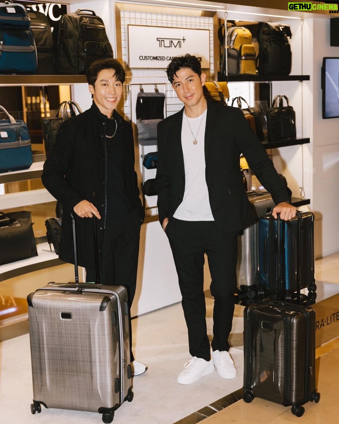 Uyan Tien Instagram - 我已經使用TUMI實在好幾年,說為什麼喜歡他們的產品,我覺得最主要的三個字是「有質感」。其實要成為有質感的品牌並不容易,首先需要先通過外觀來表現產品系列的設計很好 ~ 眼睛覺得看得順眼就會拿來用~ 就發現,品質很好。Great quality + design = Premium ! 今天來TUMI Built for the Journey期間限定店 位於台北101購物中心2樓,延續品牌秋冬形象主題,以環狀弧形空間傳遞後疫情時代旅人以及商務人士重新開啟的環遊世界之旅,同時提倡永續理念,以再生材質製作的商品能為環境及未來世界帶來正面的影響。 他們新產品也很多,我個人看了很心動,台北101首賣的全新Tegra-Lite可擴展和附有前置口袋的黑色登機箱,Size剛剛好~非常適合我常常3-4天的旅行時間! Alpha Bravo系列款式很多材質耐用,從商務到休閒都適合,金棕色Logistics後背包還有黑色Platoon單肩包,搭配TUMI+旅行配件,除了增加使用功能,顏色也更亮眼。 TUMI Alpha系列非常推薦給商務人士,可以放進筆電、平板等所有必需物品,藍灰色低調又有質感。 就像最近疫情在國外已經開放很多了,我月初去了峇里島旅遊,就把TUMI後背包和行李箱陪我去旅行,很方便,舒服,很有品味 ~ #TUMI #TUMITaiwan #TUMITegra #TUMIBravo #TUMIAlpha @TUMITravel.TW @tumitravel