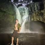 Uyan Tien Instagram - Bali Waterfall ! 這地方蠻酷的，過去很方便，隔壁有酒吧夜店哈哈～ 真的就是在大自然裡，森林的市中心，開趴！ #峇里島 #balitravel Tegenungan Waterfall
