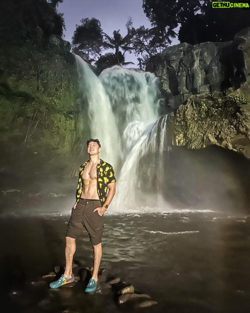 Uyan Tien Instagram - Bali Waterfall ! 這地方蠻酷的，過去很方便，隔壁有酒吧夜店哈哈～ 真的就是在大自然裡，森林的市中心，開趴！ #峇里島 #balitravel Tegenungan Waterfall