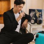 Uyan Tien Instagram - 喝酒對我來說並不是日常習慣的行為，是人生偶爾來一口的小福利。一種一個人的舒壓，或兩個人的浪漫，還是一群親戚朋友們的慶祝，來一杯scotch whisky, 真的很棒 ～ 今天來品味Royal Salute，非常有歷史感的一個品牌 ～ 1953年，它的誕生，與英國皇室有著深厚淵源, 使用蘇格蘭高地最古老的釀酒廠 Strathisla 的威士忌創造了一種精緻的 blend！ 25 和 32年的新包裝也需要被欣賞，實在太美了，我都把它放在我家的客廳當裝潢 😎✨ 不管是你自己好喝或送給重要的人，Royal Salute is up to the task 想把皇家禮炮25年及皇家禮炮32年全新包裝帶回家，可以前往桃園機場進行購買及體驗皇家禮炮威士忌。現在到 12月31日前往桃園機場更可以在馬爹利 x 皇家禮炮全新概念店，體驗娃娃機一次有機會贏得小酒 5cl 一支，並可於保樂力加The Exceptional Bar 享用皇家禮炮25年試飲限定禮遇（所有體驗及優惠均受條款限制） 飲酒過量有礙健康，未成年請勿飲酒，禁止酒駕 @royalsalute #皇家禮炮25年#皇家禮炮32年#皇家禮炮 #免稅專賣#旅遊紀念品