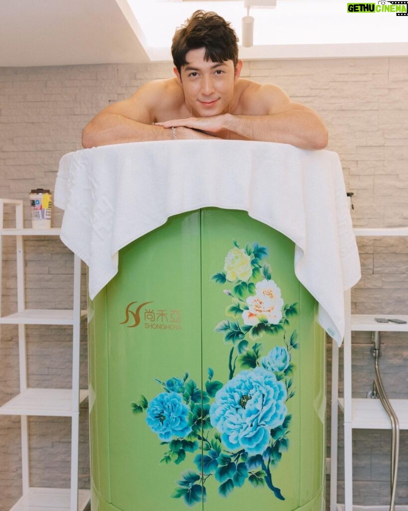 Uyan Tien Instagram - 老實說去體驗之間實在沒有太大的期待感，但體驗之後就覺得⋯ 我幹嘛不早一點來！真的很強欸 ！比我之前做的一般般的蒸汽感覺很不一樣！差在哪裡？我想想看～～ 之前做一般般的蒸汽就是有一種熱，泡sauna的感覺，但做尚禾亞負離子循氣蒸 就是來 power up！雖然瘋狂流汗，但還是覺得蠻有精神的～ 我就問他們的健康管理顧問 到底為什麼會這樣，她就問「妳剛剛沒有看房間裡面的影片介紹嗎」⋯ 我默默地說「其實我是閉著眼睛享受過程」哈哈哈 所以我去了第二次，就認真把影片好好的研究 ～ 其實他們的那個循氣蒸裡面用的材料就很特別，是來自日本的電氣石！它有充滿負離子和遠紅外線能量！但這樣講大家是不是還是很多問號票在頭上？其實我也是，所以我就更深度去研究，發現負離子對身體的影響蠻大的，像提升免疫力，對于維持健康有極大的效果，還有使細胞新陳代謝旺盛，提高自然治癒力，防止老化，創造年輕的身心。 那紅外線呢？也很厲害！可以幫助改善皮膚敏感性及皮膚病、改善高血壓為正常血壓、促進血液循環、消除壓力帶來的各種症狀、排出體內有害物質、改善虛冷、畏寒症狀、防止脫髮、改善香港腳、殺菌除臭。 這麼厲害的東西為什麼不自己好好享受呢？最主要的是為什麼不跟身邊的人分享！只要你或身邊的親戚朋友們對 健身/運動有興趣，或生活壓力大，或喜歡美容美體，或改善失眠，等等，都值得來試試！ 但重點來了，每一次推薦給朋友們保養/舒壓的方法給大家，很多人最後還是在意的貴不貴！我跟你們說！！👆👆那麼優秀的效果，聽起來做一次都要破萬！不！現在活動超級漂亮！ 👉 11/11周年慶特別專案https://bit.ly/3UzZp8w 👉 新客優惠活動，體驗價 $1200 買1送1 你還不來嗎！？ Taipei, Taiwan