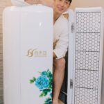 Uyan Tien Instagram - 老實說去體驗之間實在沒有太大的期待感，但體驗之後就覺得⋯ 我幹嘛不早一點來！真的很強欸 ！比我之前做的一般般的蒸汽感覺很不一樣！差在哪裡？我想想看～～ 之前做一般般的蒸汽就是有一種熱，泡sauna的感覺，但做尚禾亞負離子循氣蒸 就是來 power up！雖然瘋狂流汗，但還是覺得蠻有精神的～ 我就問他們的健康管理顧問 到底為什麼會這樣，她就問「妳剛剛沒有看房間裡面的影片介紹嗎」⋯ 我默默地說「其實我是閉著眼睛享受過程」哈哈哈 所以我去了第二次，就認真把影片好好的研究 ～ 其實他們的那個循氣蒸裡面用的材料就很特別，是來自日本的電氣石！它有充滿負離子和遠紅外線能量！但這樣講大家是不是還是很多問號票在頭上？其實我也是，所以我就更深度去研究，發現負離子對身體的影響蠻大的，像提升免疫力，對于維持健康有極大的效果，還有使細胞新陳代謝旺盛，提高自然治癒力，防止老化，創造年輕的身心。 那紅外線呢？也很厲害！可以幫助改善皮膚敏感性及皮膚病、改善高血壓為正常血壓、促進血液循環、消除壓力帶來的各種症狀、排出體內有害物質、改善虛冷、畏寒症狀、防止脫髮、改善香港腳、殺菌除臭。 這麼厲害的東西為什麼不自己好好享受呢？最主要的是為什麼不跟身邊的人分享！只要你或身邊的親戚朋友們對 健身/運動有興趣，或生活壓力大，或喜歡美容美體，或改善失眠，等等，都值得來試試！ 但重點來了，每一次推薦給朋友們保養/舒壓的方法給大家，很多人最後還是在意的貴不貴！我跟你們說！！👆👆那麼優秀的效果，聽起來做一次都要破萬！不！現在活動超級漂亮！ 👉 11/11周年慶特別專案https://bit.ly/3UzZp8w 👉 新客優惠活動，體驗價 $1200 買1送1 你還不來嗎！？ Taipei, Taiwan