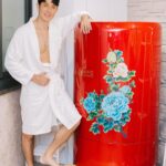 Uyan Tien Instagram - 老實說去體驗之間實在沒有太大的期待感，但體驗之後就覺得⋯ 我幹嘛不早一點來！真的很強欸 ！比我之前做的一般般的蒸汽感覺很不一樣！差在哪裡？我想想看～～ 之前做一般般的蒸汽就是有一種熱，泡sauna的感覺，但做尚禾亞負離子循氣蒸 就是來 power up！雖然瘋狂流汗，但還是覺得蠻有精神的～ 我就問他們的健康管理顧問 到底為什麼會這樣，她就問「妳剛剛沒有看房間裡面的影片介紹嗎」⋯ 我默默地說「其實我是閉著眼睛享受過程」哈哈哈 所以我去了第二次，就認真把影片好好的研究 ～ 其實他們的那個循氣蒸裡面用的材料就很特別，是來自日本的電氣石！它有充滿負離子和遠紅外線能量！但這樣講大家是不是還是很多問號票在頭上？其實我也是，所以我就更深度去研究，發現負離子對身體的影響蠻大的，像提升免疫力，對于維持健康有極大的效果，還有使細胞新陳代謝旺盛，提高自然治癒力，防止老化，創造年輕的身心。 那紅外線呢？也很厲害！可以幫助改善皮膚敏感性及皮膚病、改善高血壓為正常血壓、促進血液循環、消除壓力帶來的各種症狀、排出體內有害物質、改善虛冷、畏寒症狀、防止脫髮、改善香港腳、殺菌除臭。 這麼厲害的東西為什麼不自己好好享受呢？最主要的是為什麼不跟身邊的人分享！只要你或身邊的親戚朋友們對 健身/運動有興趣，或生活壓力大，或喜歡美容美體，或改善失眠，等等，都值得來試試！ 但重點來了，每一次推薦給朋友們保養/舒壓的方法給大家，很多人最後還是在意的貴不貴！我跟你們說！！👆👆那麼優秀的效果，聽起來做一次都要破萬！不！現在活動超級漂亮！ 👉 11/11周年慶特別專案https://bit.ly/3UzZp8w 👉 新客優惠活動，體驗價 $1200 買1送1 你還不來嗎！？ Taipei, Taiwan