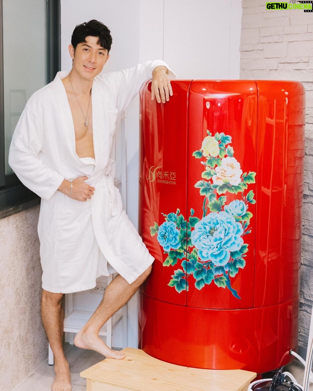 Uyan Tien Instagram - 老實說去體驗之間實在沒有太大的期待感,但體驗之後就覺得⋯ 我幹嘛不早一點來!真的很強欸 !比我之前做的一般般的蒸汽感覺很不一樣!差在哪裡?我想想看~~ 之前做一般般的蒸汽就是有一種熱,泡sauna的感覺,但做尚禾亞負離子循氣蒸 就是來 power up!雖然瘋狂流汗,但還是覺得蠻有精神的~ 我就問他們的健康管理顧問 到底為什麼會這樣,她就問「妳剛剛沒有看房間裡面的影片介紹嗎」⋯ 我默默地說「其實我是閉著眼睛享受過程」哈哈哈 所以我去了第二次,就認真把影片好好的研究 ~ 其實他們的那個循氣蒸裡面用的材料就很特別,是來自日本的電氣石!它有充滿負離子和遠紅外線能量!但這樣講大家是不是還是很多問號票在頭上?其實我也是,所以我就更深度去研究,發現負離子對身體的影響蠻大的,像提升免疫力,對于維持健康有極大的效果,還有使細胞新陳代謝旺盛,提高自然治癒力,防止老化,創造年輕的身心。 那紅外線呢?也很厲害!可以幫助改善皮膚敏感性及皮膚病、改善高血壓為正常血壓、促進血液循環、消除壓力帶來的各種症狀、排出體內有害物質、改善虛冷、畏寒症狀、防止脫髮、改善香港腳、殺菌除臭。 這麼厲害的東西為什麼不自己好好享受呢?最主要的是為什麼不跟身邊的人分享!只要你或身邊的親戚朋友們對 健身/運動有興趣,或生活壓力大,或喜歡美容美體,或改善失眠,等等,都值得來試試! 但重點來了,每一次推薦給朋友們保養/舒壓的方法給大家,很多人最後還是在意的貴不貴!我跟你們說!!👆👆那麼優秀的效果,聽起來做一次都要破萬!不!現在活動超級漂亮! 👉 11/11周年慶特別專案https://bit.ly/3UzZp8w 👉 新客優惠活動,體驗價 $1200 買1送1 你還不來嗎!? Taipei, Taiwan