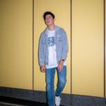 Uyan Tien Instagram - 夜晚的chill ～ 這幾張其實有故事，想說自己拿來我相機來自拍，結果超難的哈哈。我一個人拿著腳架，閃光燈，然後每日一張要先抓構圖，背景，然後用手機控制相機，等它自動對焦，設定拍照的倒數，然後拍 ～ 好辛苦！哈哈 拍了100多張，結果可分享的很少 xD 你們喜歡壞色背景還是黃色？🔘🔸 @jackandjonestw #mrj #jackandjonestaiwan
