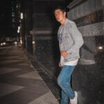 Uyan Tien Instagram - 夜晚的chill ～ 這幾張其實有故事，想說自己拿來我相機來自拍，結果超難的哈哈。我一個人拿著腳架，閃光燈，然後每日一張要先抓構圖，背景，然後用手機控制相機，等它自動對焦，設定拍照的倒數，然後拍 ～ 好辛苦！哈哈 拍了100多張，結果可分享的很少 xD 你們喜歡壞色背景還是黃色？🔘🔸 @jackandjonestw #mrj #jackandjonestaiwan