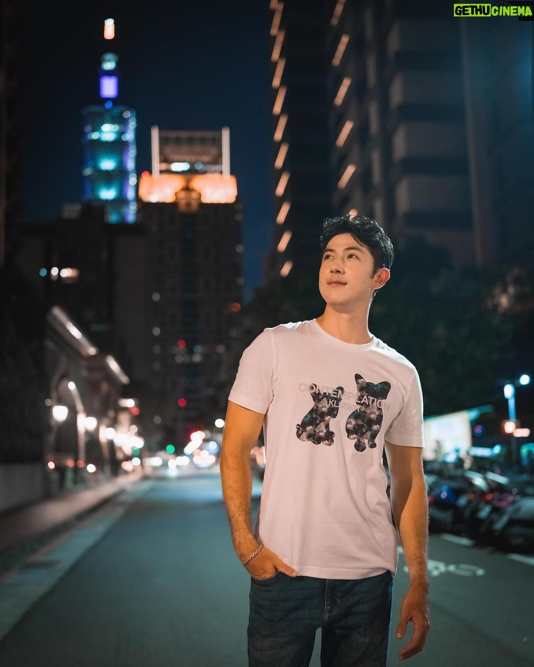 Uyan Tien Instagram - 其實晚上接著凌晨是我最喜歡在路上走來走去放鬆。很安靜,很舒服 ~ 聽起來很普通,但在國外尤其巴西,這麼晚在外面不安全 ~ 可以這樣在台灣享受生活很幸福🥰 好奇你們最喜歡哪一張?😎 ————————————- @jackandjonestw #mrj #jackandjonestaiwan Taipei, Taiwan