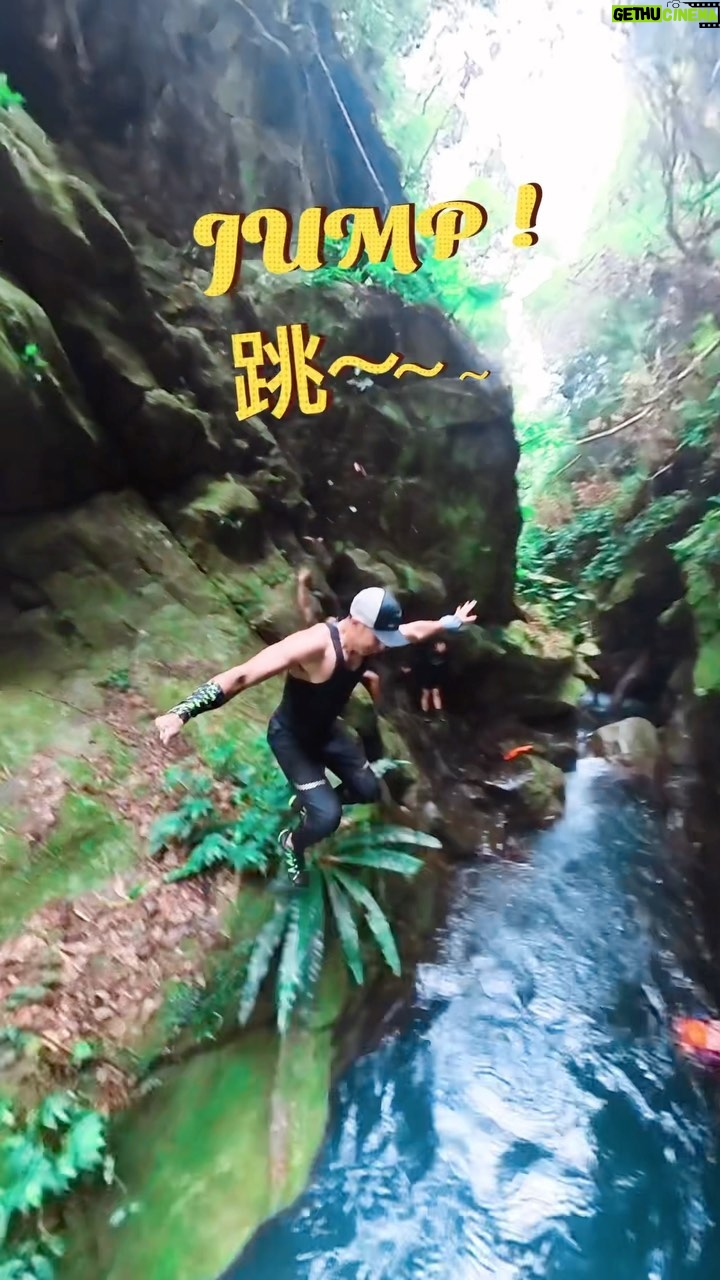 Uyan Tien Instagram - 誰來過南澳的溯溪?這是碧旦峽谷 ~ 第一次去就覺得太值得!害我想要再回幾次!整個行程非常的有趣,好喜歡在2大石頭之間趴著,幽閉恐懼症的人要小心咯哈哈!還有,確實有一些地方滿滑,所以鞋子很重要,不要開玩笑,那邊跌倒一定超痛的!也要注意天氣,下大雨千萬不要勉強咯!但出了這些之外,準備好你的防水背包,帶著勇敢然後Have Fun!#南澳 #宜蘭 #碧旦峽谷 #taiwantravel