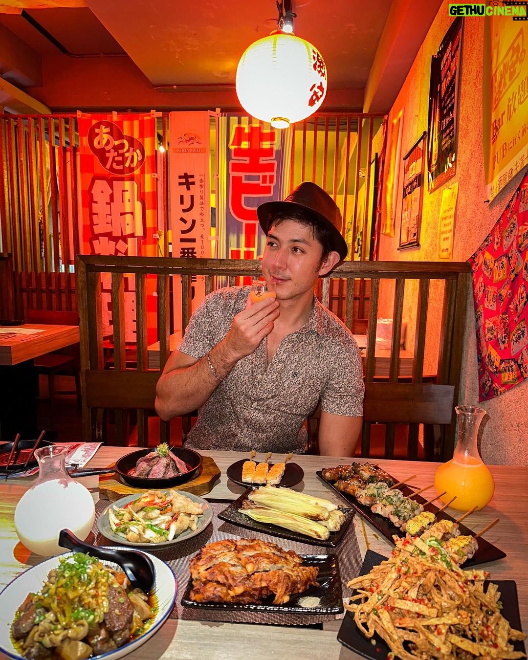 Uyan Tien Instagram - 好久沒來居酒屋吃個飯🏮!最近都在認真控制飲食,但一個禮拜內會抓一天讓自己吐一口氣來吃飽一點 xD 這蠻好吃的,還可以喝到飽!🍻 你們最喜歡吃什麼居酒屋菜?🍡 @an160471 🍺 激安の吉烹酒場(敦南三號店)