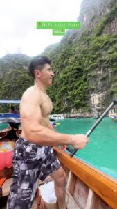 Uyan Tien Instagram - 來過披披島嗎？Phi Phi Island, Thailand ! Loved this place ! A confess right now is a little too crowded ~ but the water still amazing and the little beach they take you is cute ! 披披島真的蠻可愛的！雖然我覺得穿有一點太多，水質跟環境還是蠻漂亮的！下次說你的可以住在披披島幾天來體驗 xD —————————————————— Video: new 3m selfie throwing stick with Insta360 One X3！any questions just dm me ! 想知道怎麼拍嗎？3米長的自拍棒搭配我的 Insta360 One X3！🔥@insta360 ～ 對這品牌有任何問題可來私訊我 —————————————————— #phiphiisland #phuket #普吉島 #泰國 Phi Phi island