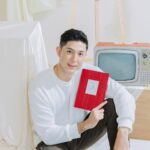 Uyan Tien Instagram - 說到面膜，真的已經成為日常保養必須來顧到的步驟！我們的臉就算是一種名片，一出門，世界是面對您的臉部呀！「但是舞陽，我出門戴墨鏡戴口罩沒人看我的臉啊」，錯！肌膚的健康還是很重要呀，不管怎麼樣，就是要好好保養！所以今天帶大家認識我近期開始使用的面膜叫@畫面Facefocus > https://bmai.cc/5458c7 從包裝就看得出來是高品質👍 超美的，像過年要搶來的紅包！ 但有沒有發現我手上拿著，兩種產品！一個銀色一個金色！ 你問我差別在哪裡？我來 ～ 金色+銀色是 #富勒烯生物纖維面頸膜！MIT第一款添加日本認證有效濃度的面頸膜 適合1週一次，您沒看錯，一個禮拜敷一次而已！它是大保養的面膜！添加了�抗老界愛馬仕成份日美雙富勒烯，敷一片等於擦一瓶精華液 可以全面對抗老化，撫平細紋、 緊緻修護，敷完皮膚整個亮起來，睡一覺隔天皮膚還水嫩嫩的～ 榮獲各大媒體好評推薦！ 這麼厲害的面膜，很適合重要場合前一天敷，隔天上妝非常服貼，狀態超好！😍👍 那第二個小盒的面膜呢？ 您猜對的，如果金銀色是一週一次，那這盒就是⋯ 日常可敷！！ #富勒烯全效賦活面膜 精細纖維打造的水針布膜 能幫肌膚深層修護、鎖水保濕、彈潤光澤，醫美術後也可以敷 這兩款面膜敷起來，臉就會亮起來🌟夏天到了面膜放冰箱敷，冰冰涼涼很舒服哦～ 推薦大家一起敷 #畫面面膜 讓肌膚年齡永遠停留在最美的時刻！ 現在官網註冊會員可以現折$300 千萬別錯過👉 https://bmai.cc/5458c7 #畫面Facefocus #facefocus