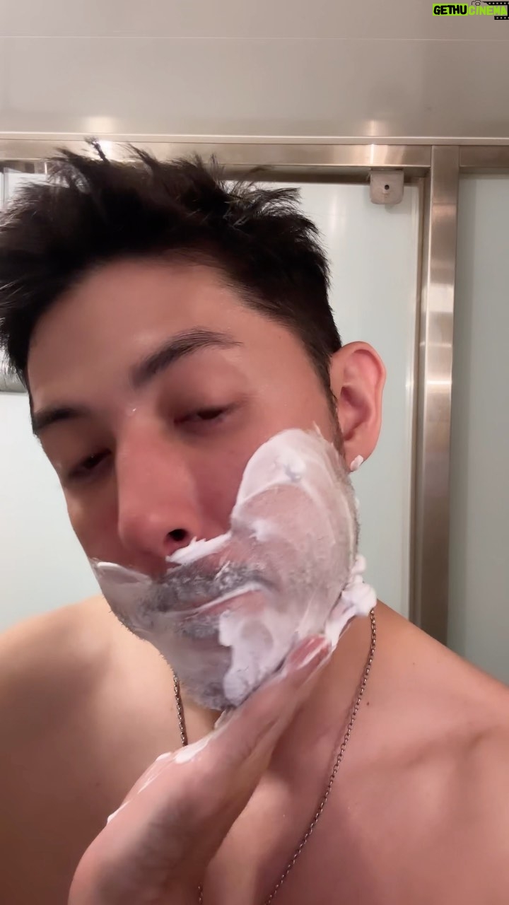 Uyan Tien Instagram - 工作前要刮鬍子,想說拍給大家看哈哈 #shaving #shavingcream #shaveoftheday