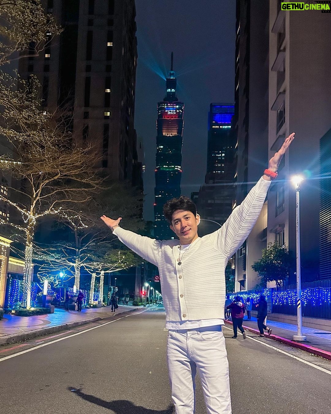 Uyan Tien Instagram - 祝大家新年快樂!!龍年也要到了所以也順便祝大家龍年快樂!希望新的一年大家可以繼續加油,注意自己的身體健康,設定自己的事業的目標。繼續往前衝!2024,我們來了! 你們最喜歡哪一張煙火的照片呢?#新年快樂 #happynewyear2024 Taipei, Taiwan