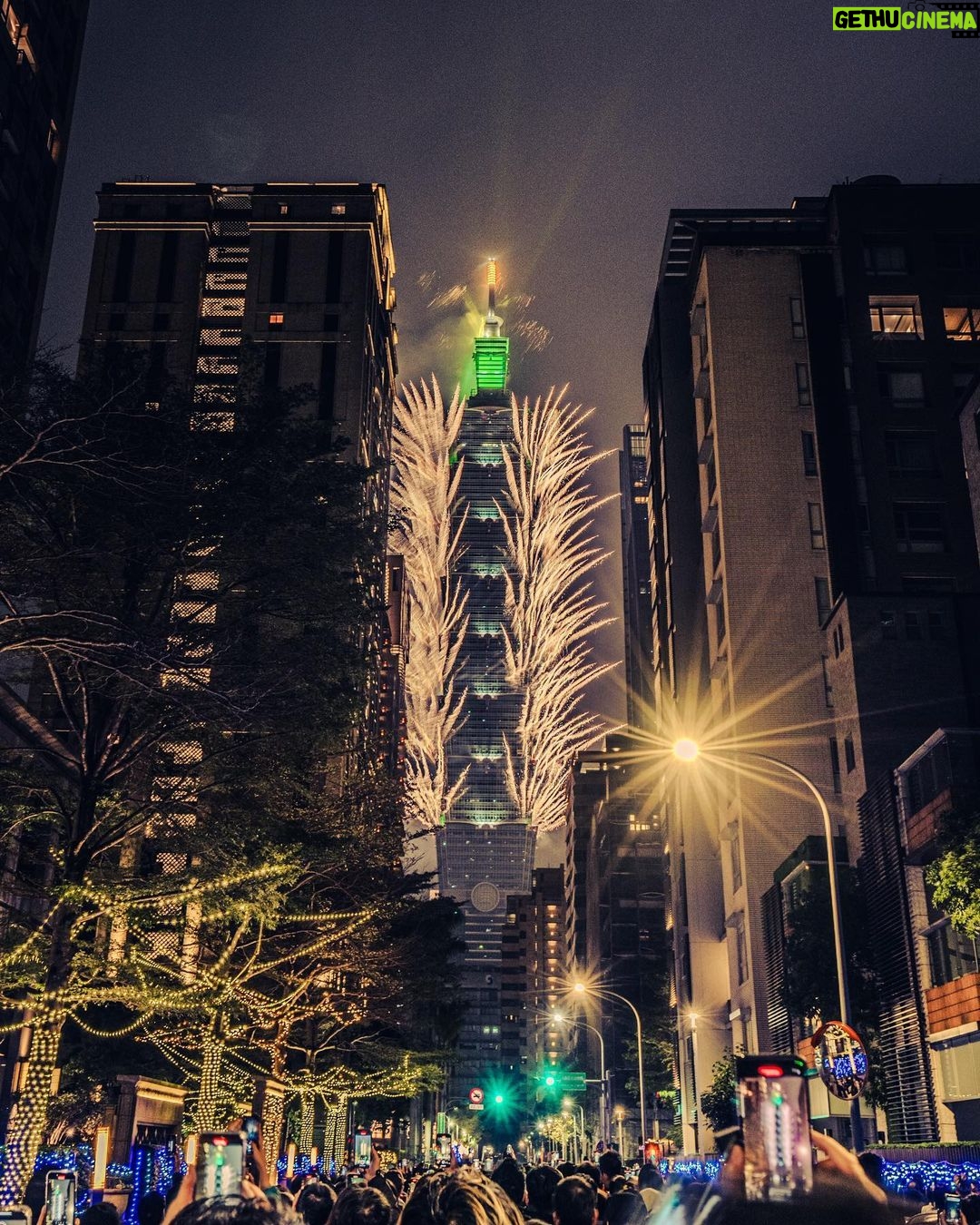Uyan Tien Instagram - 祝大家新年快樂!!龍年也要到了所以也順便祝大家龍年快樂!希望新的一年大家可以繼續加油,注意自己的身體健康,設定自己的事業的目標。繼續往前衝!2024,我們來了! 你們最喜歡哪一張煙火的照片呢?#新年快樂 #happynewyear2024 Taipei, Taiwan